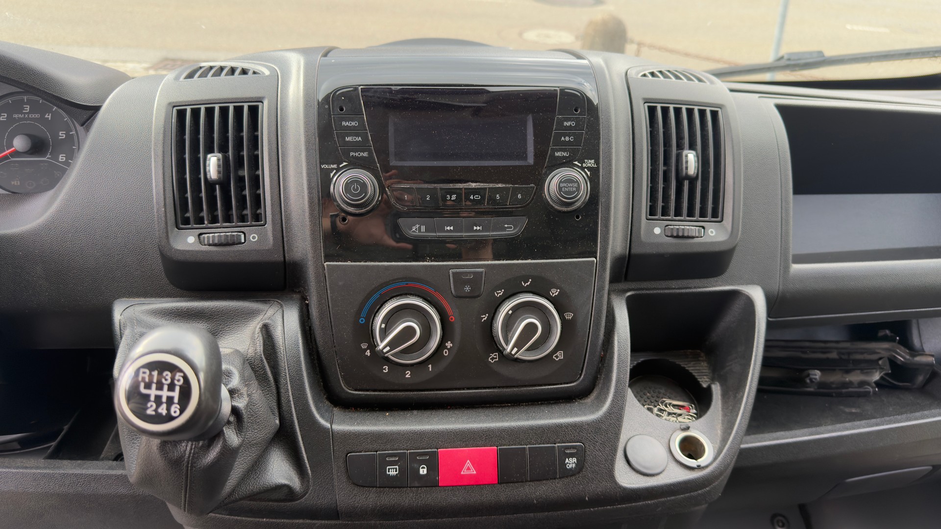 PEUGEOT Boxer 2.0 HDI 333 Allure L2H2-image-10