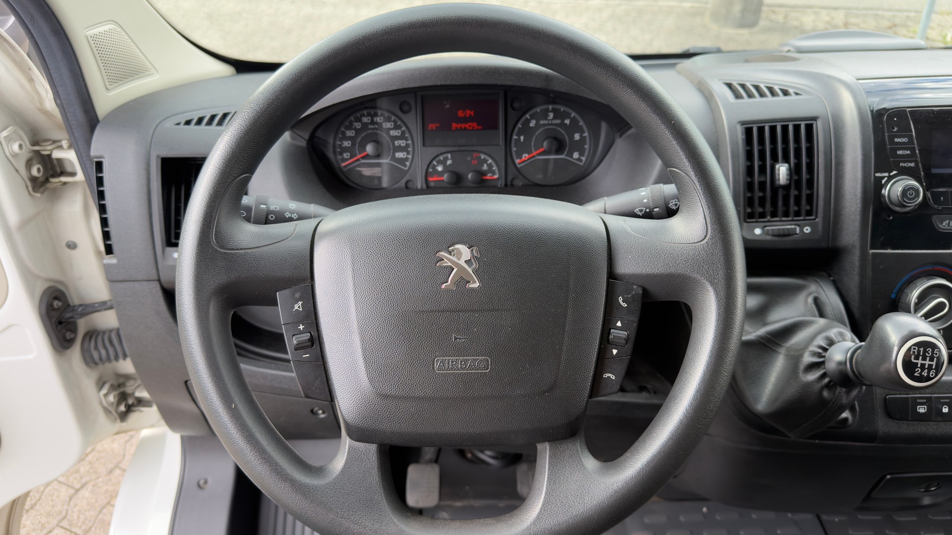 PEUGEOT Boxer 2.0 HDI 333 Allure L2H2-image-9
