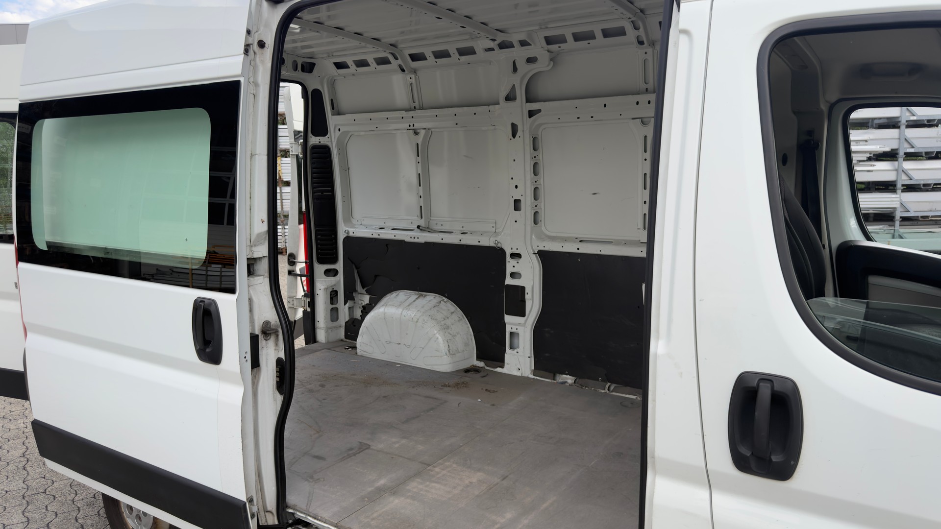PEUGEOT Boxer 2.0 HDI 333 Allure L2H2-image-11