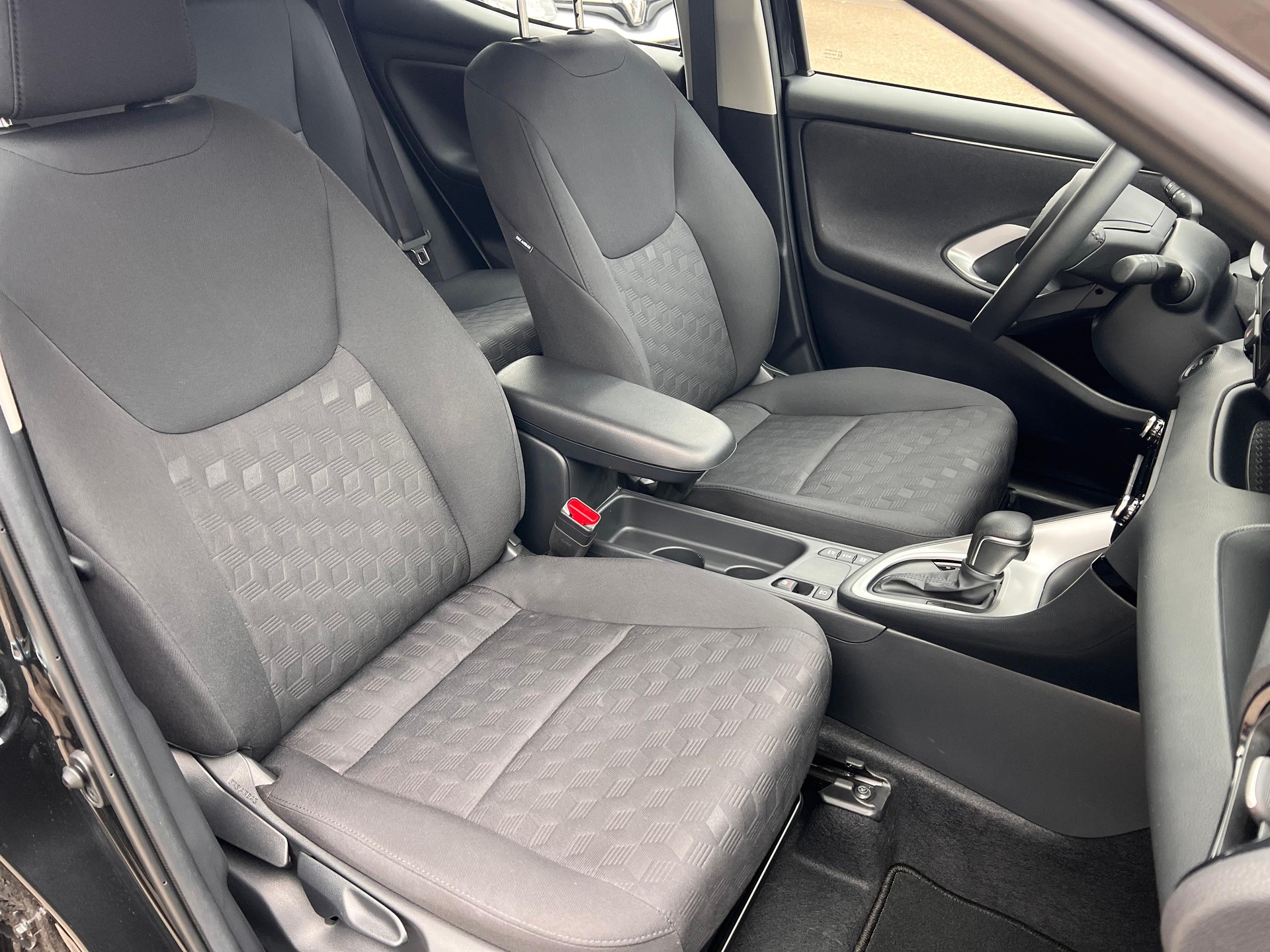 TOYOTA Yaris 1.5 VVT-i HSD Comfort-image-14