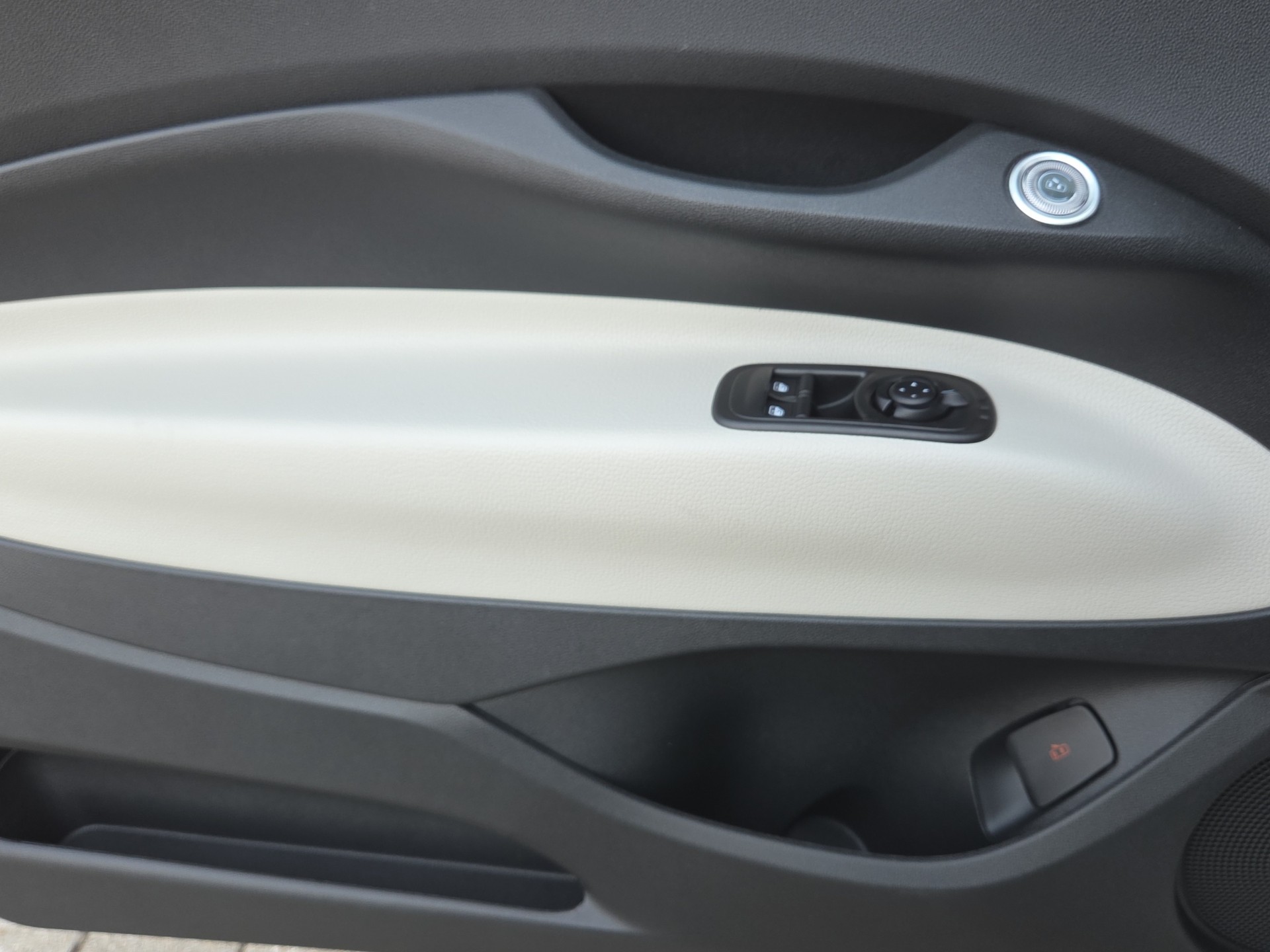 FIAT 500 Cabrio La Prima-image-13