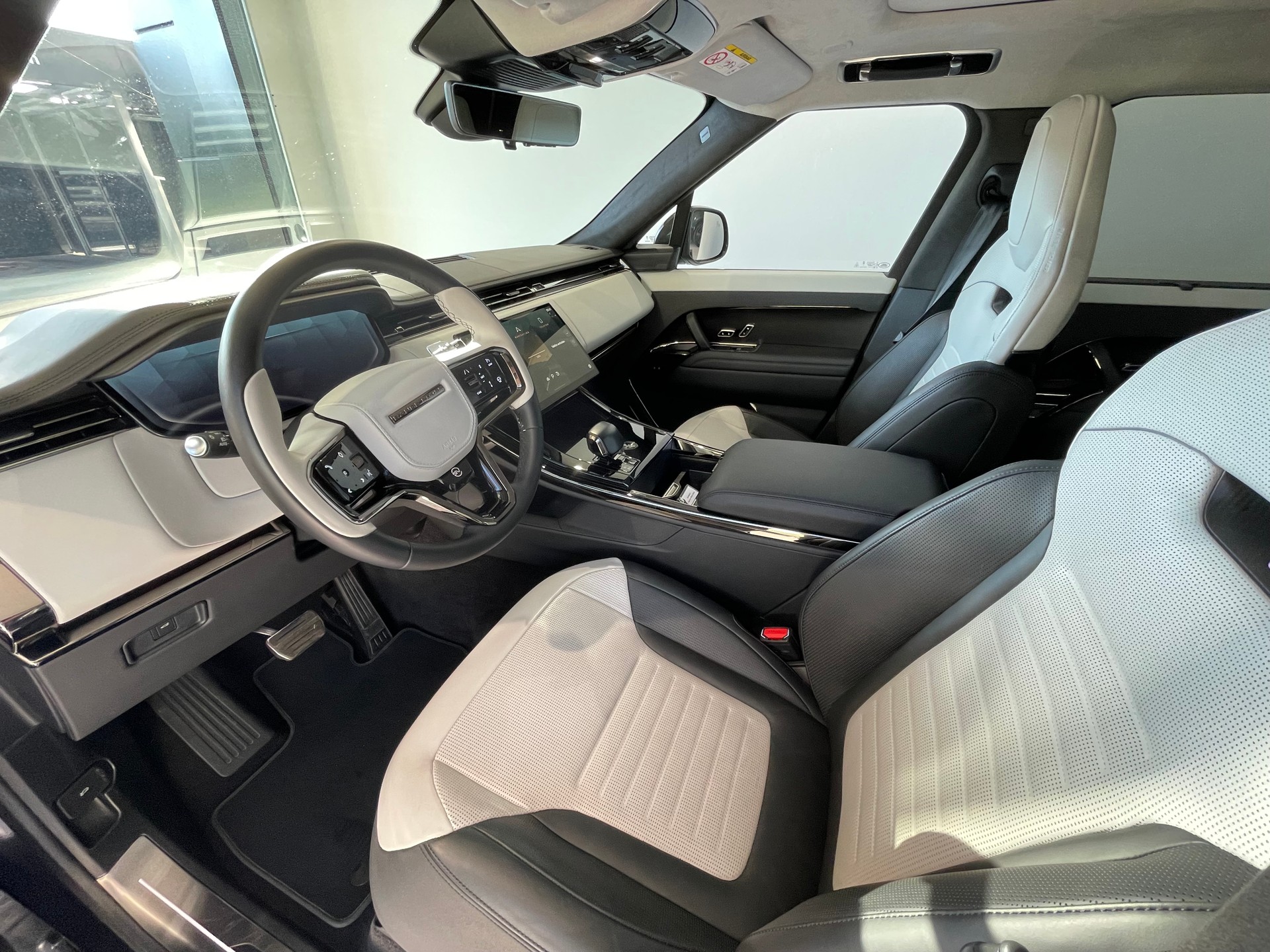 LAND ROVER Range Rover Sport P635 4.4 V8 SV Editon Two-image-4
