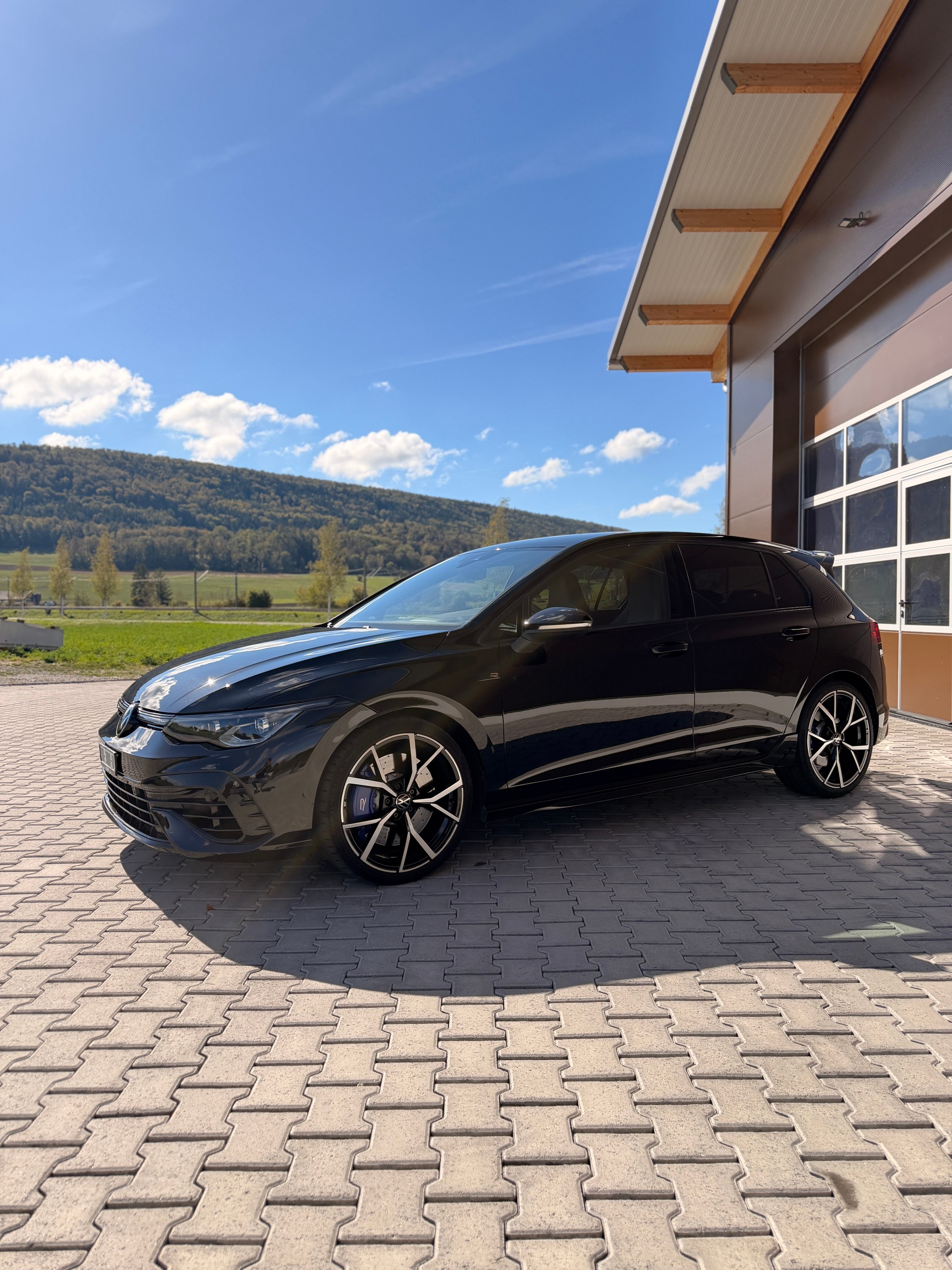 VW Golf 2.0 TSI R DSG 4Motion-image-2