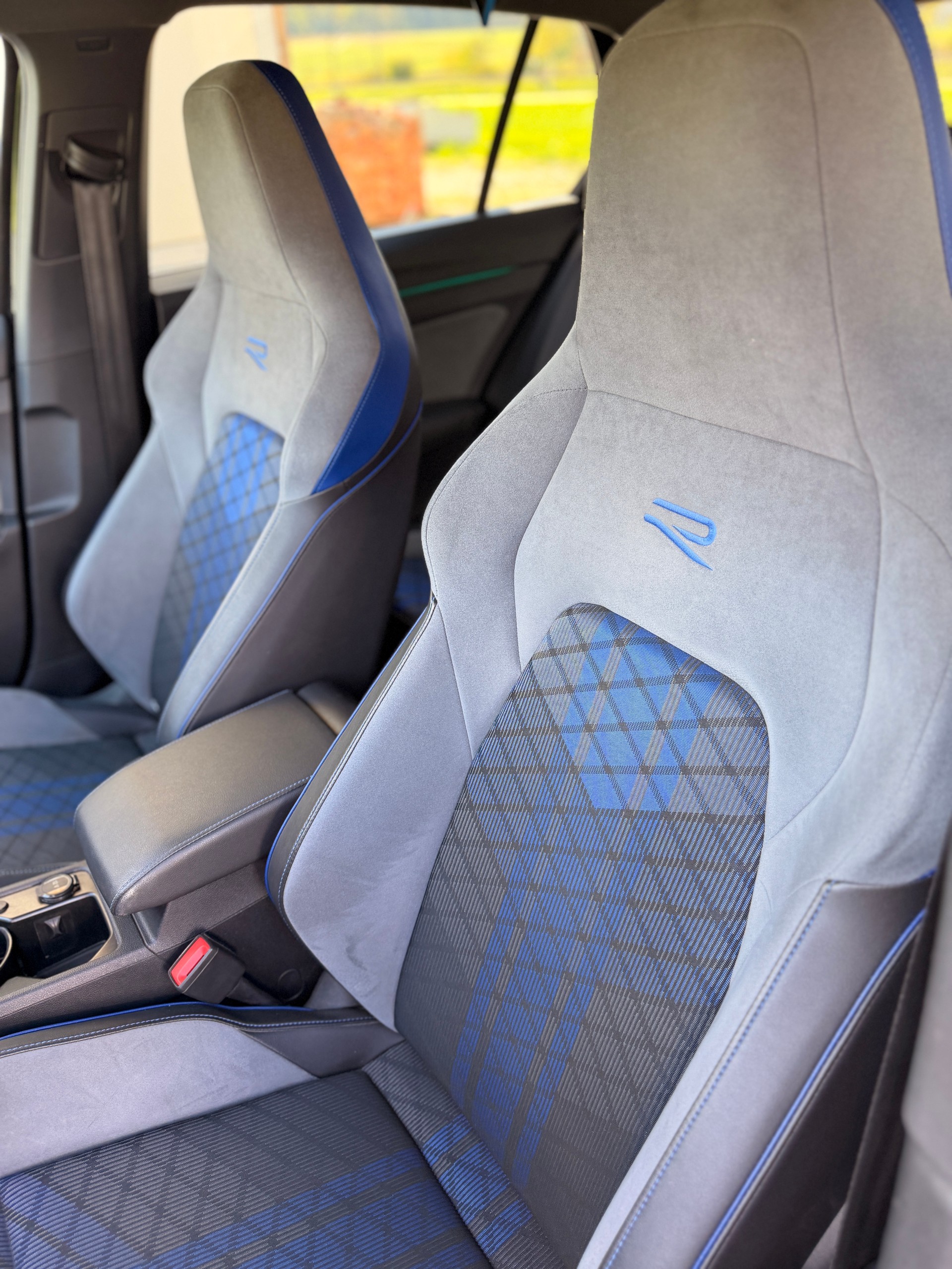 VW Golf 2.0 TSI R DSG 4Motion-image-8