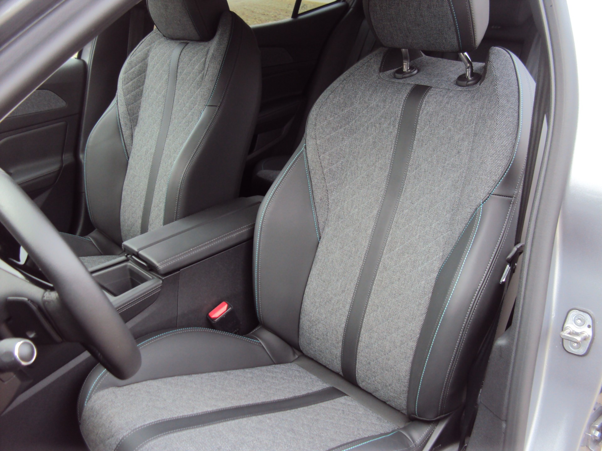 PEUGEOT 408 1.2 PureTech Allure Pack EAT8-image-14