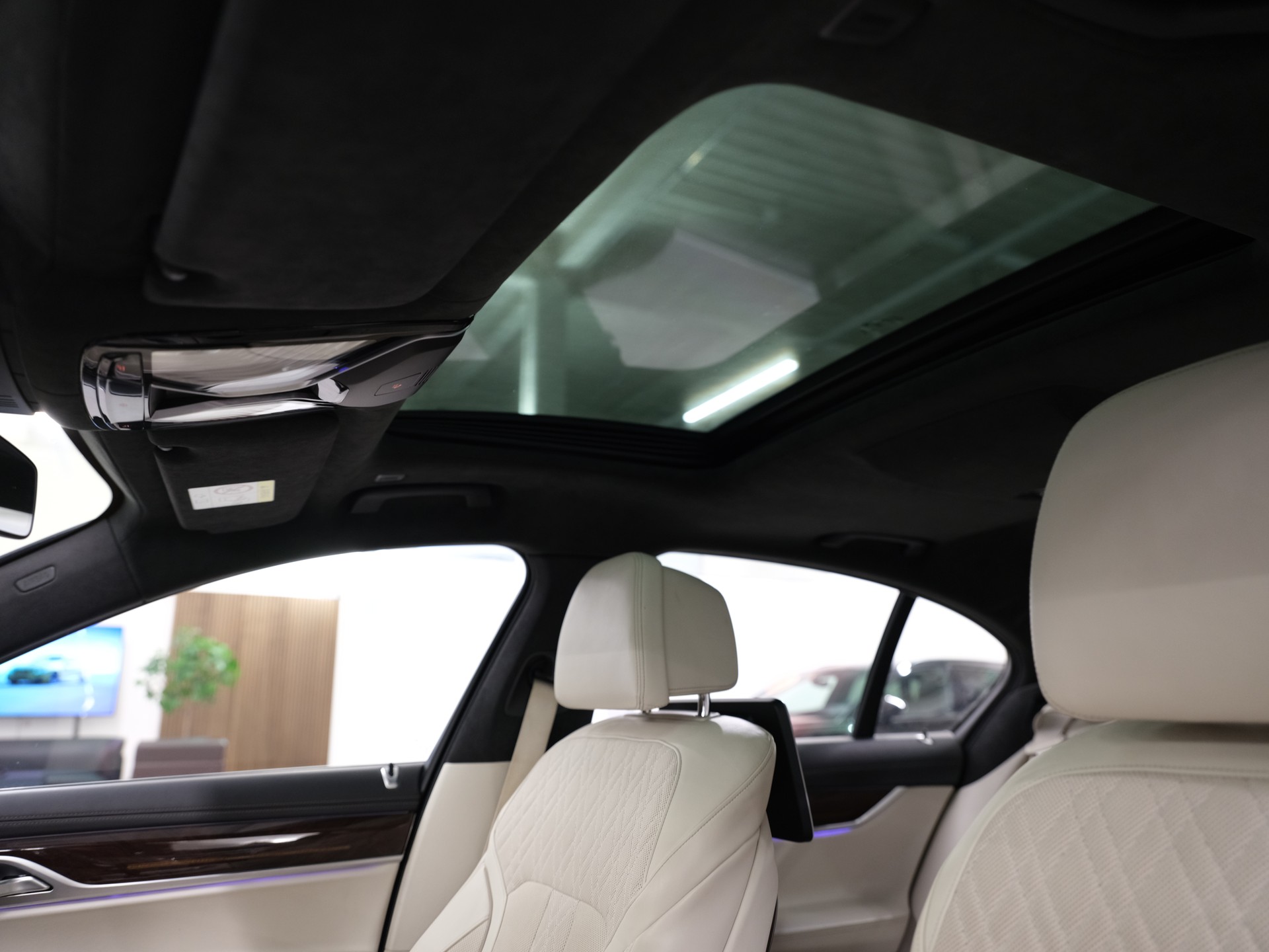 BMW 750i xDrive Steptronic *Driving Assistant plus* *Bowers & Wilkins*-image-17
