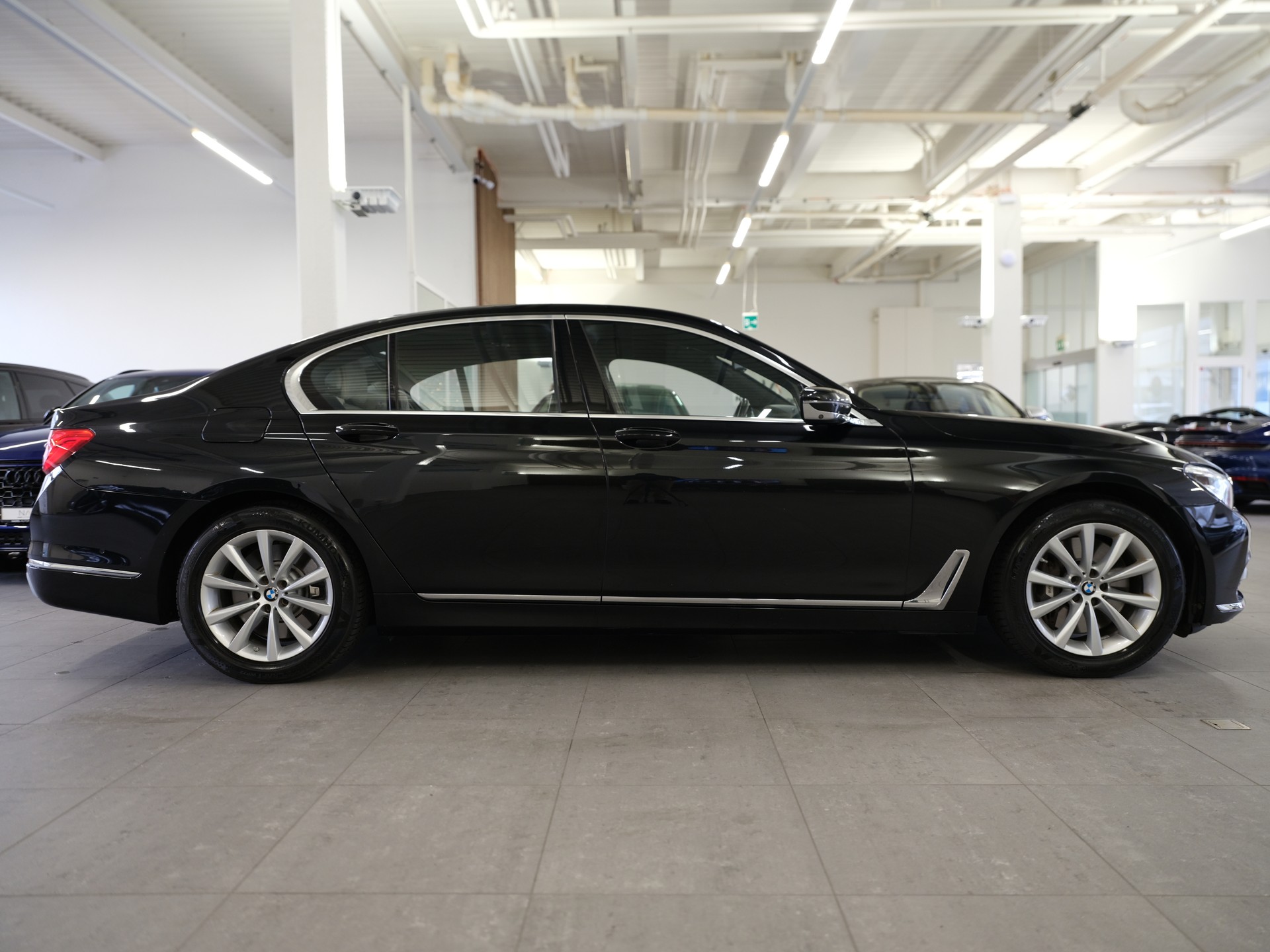 BMW 750i xDrive Steptronic *Driving Assistant plus* *Bowers & Wilkins*-image-7