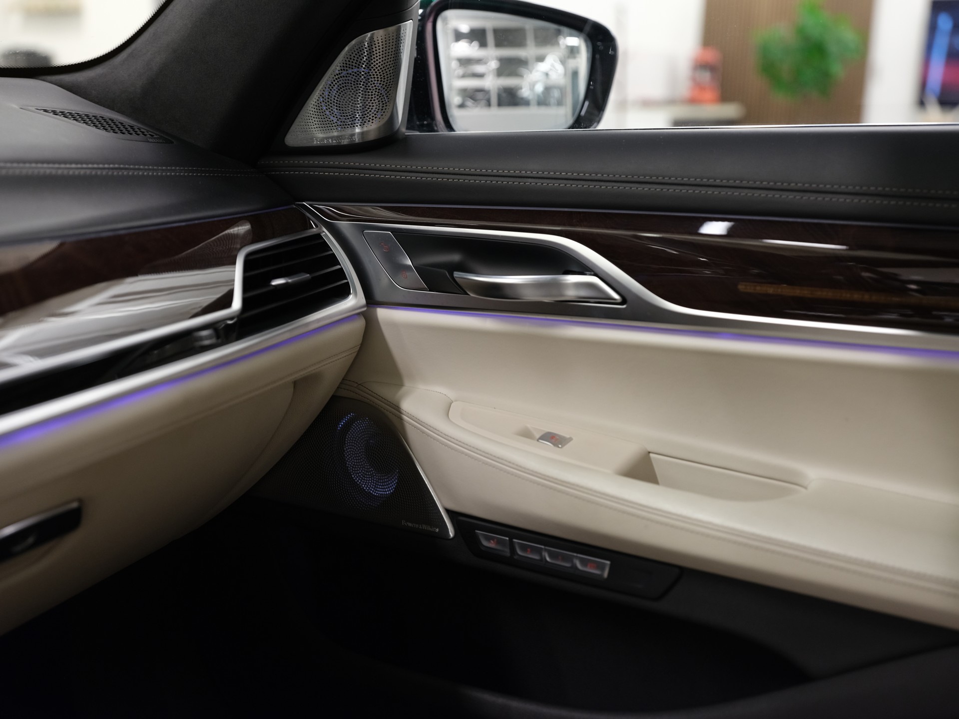 BMW 750i xDrive Steptronic *Driving Assistant plus* *Bowers & Wilkins*-image-23