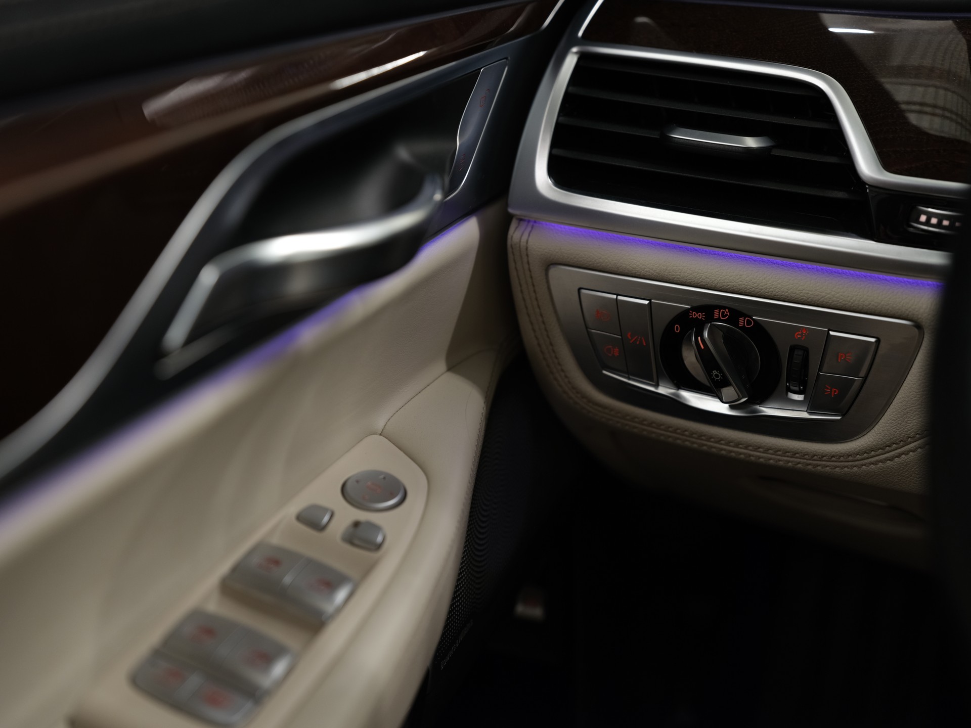 BMW 750i xDrive Steptronic *Driving Assistant plus* *Bowers & Wilkins*-image-26