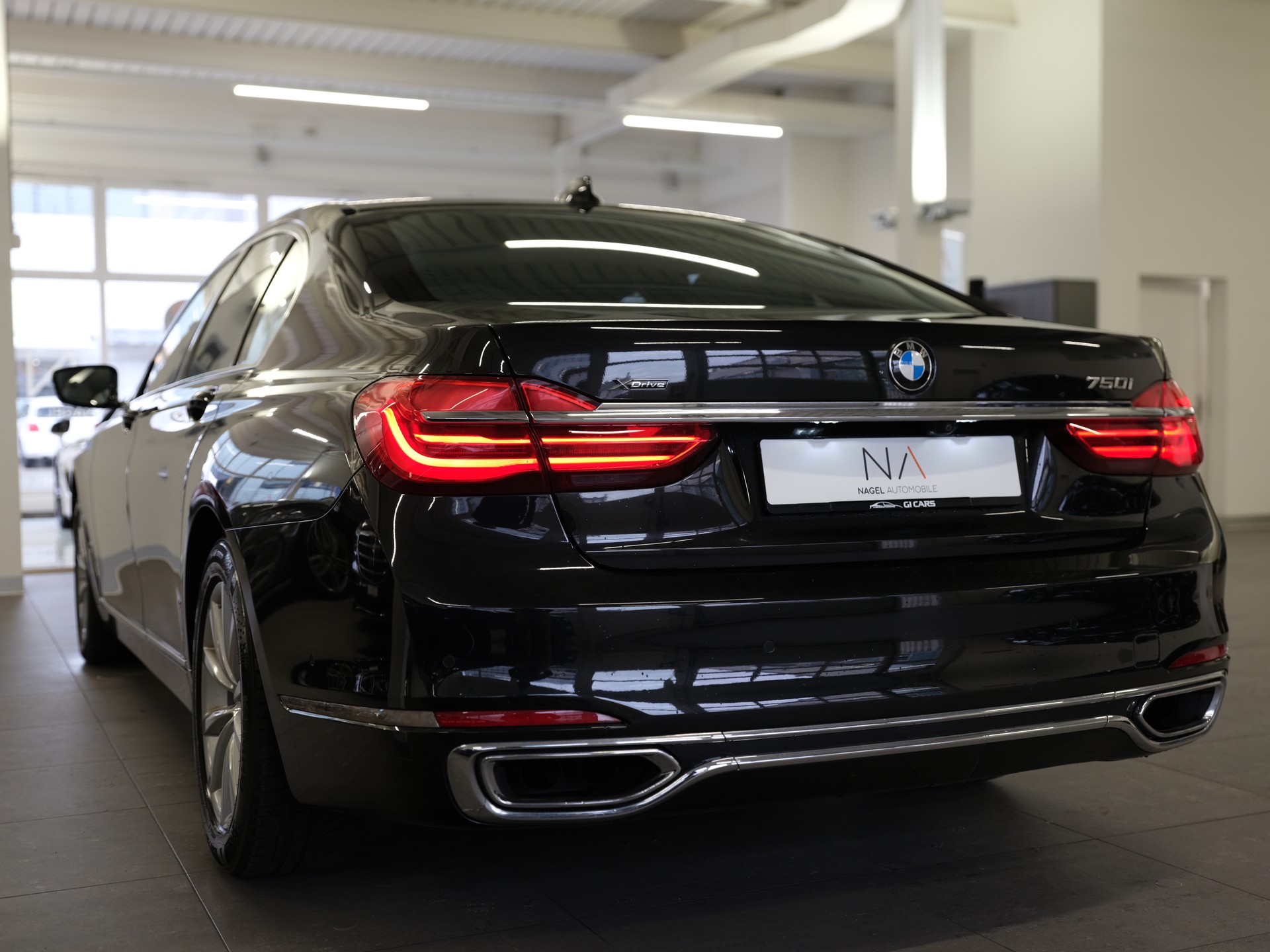 BMW 750i xDrive Steptronic *Driving Assistant plus* *Bowers & Wilkins*-image-4