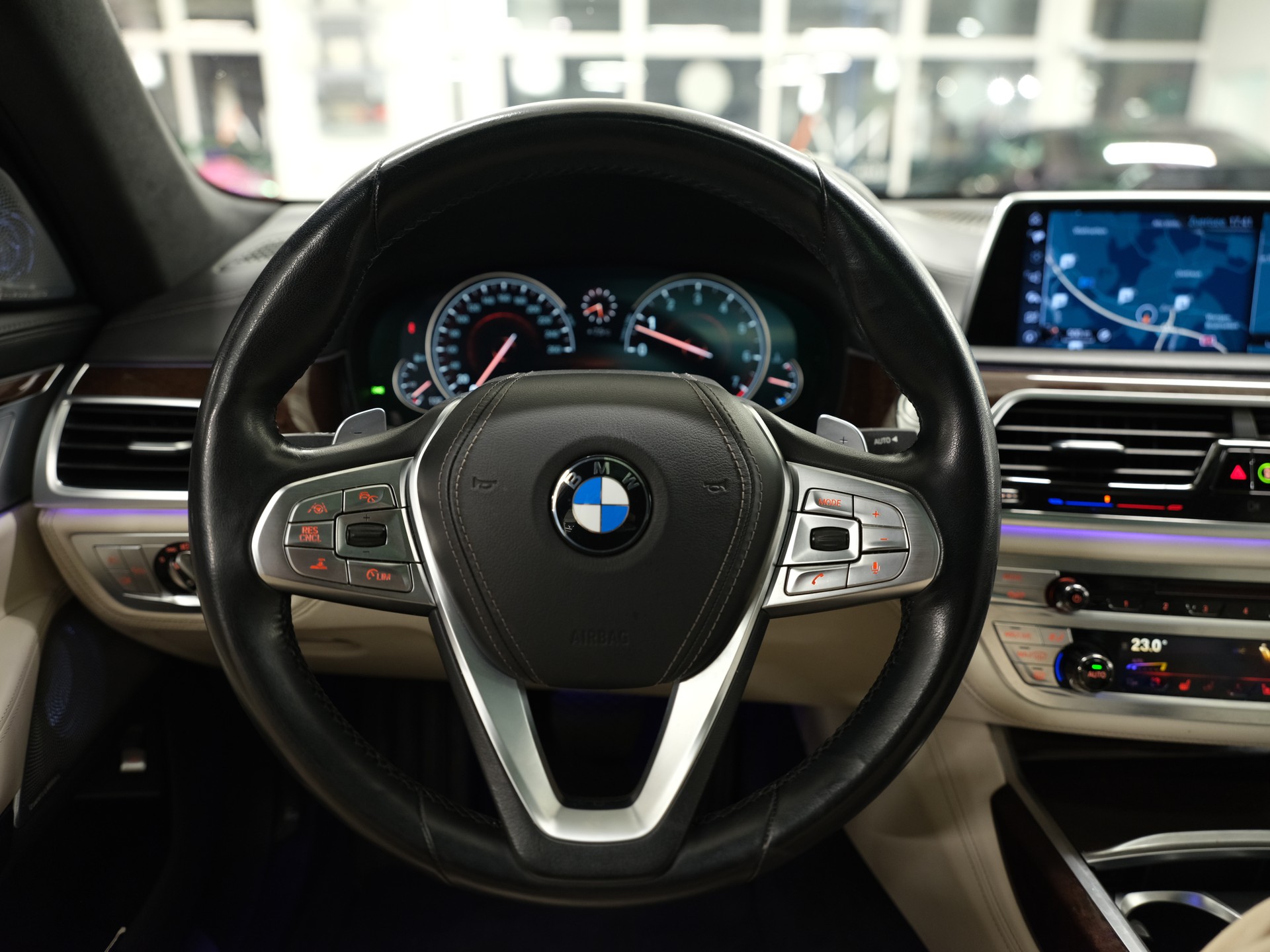 BMW 750i xDrive Steptronic *Driving Assistant plus* *Bowers & Wilkins*-image-18