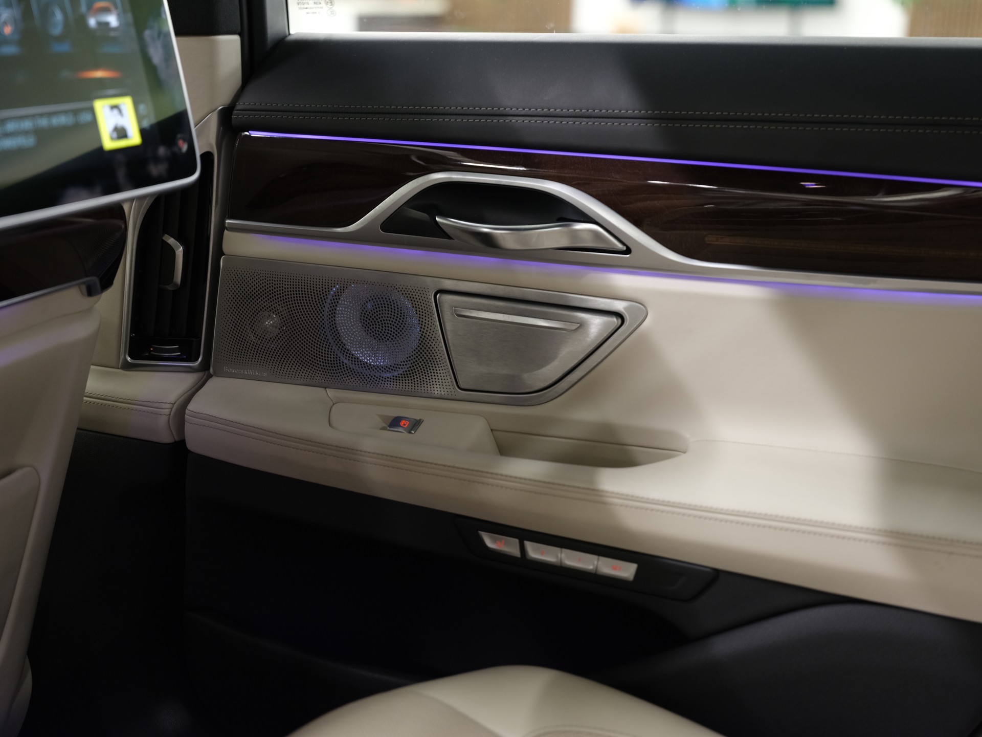 BMW 750i xDrive Steptronic *Driving Assistant plus* *Bowers & Wilkins*-image-30
