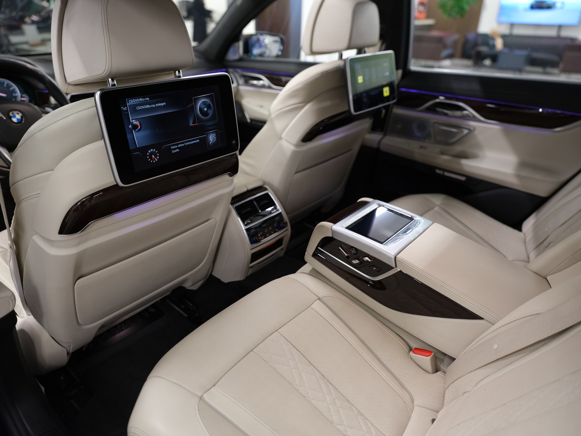 BMW 750i xDrive Steptronic *Driving Assistant plus* *Bowers & Wilkins*-image-28