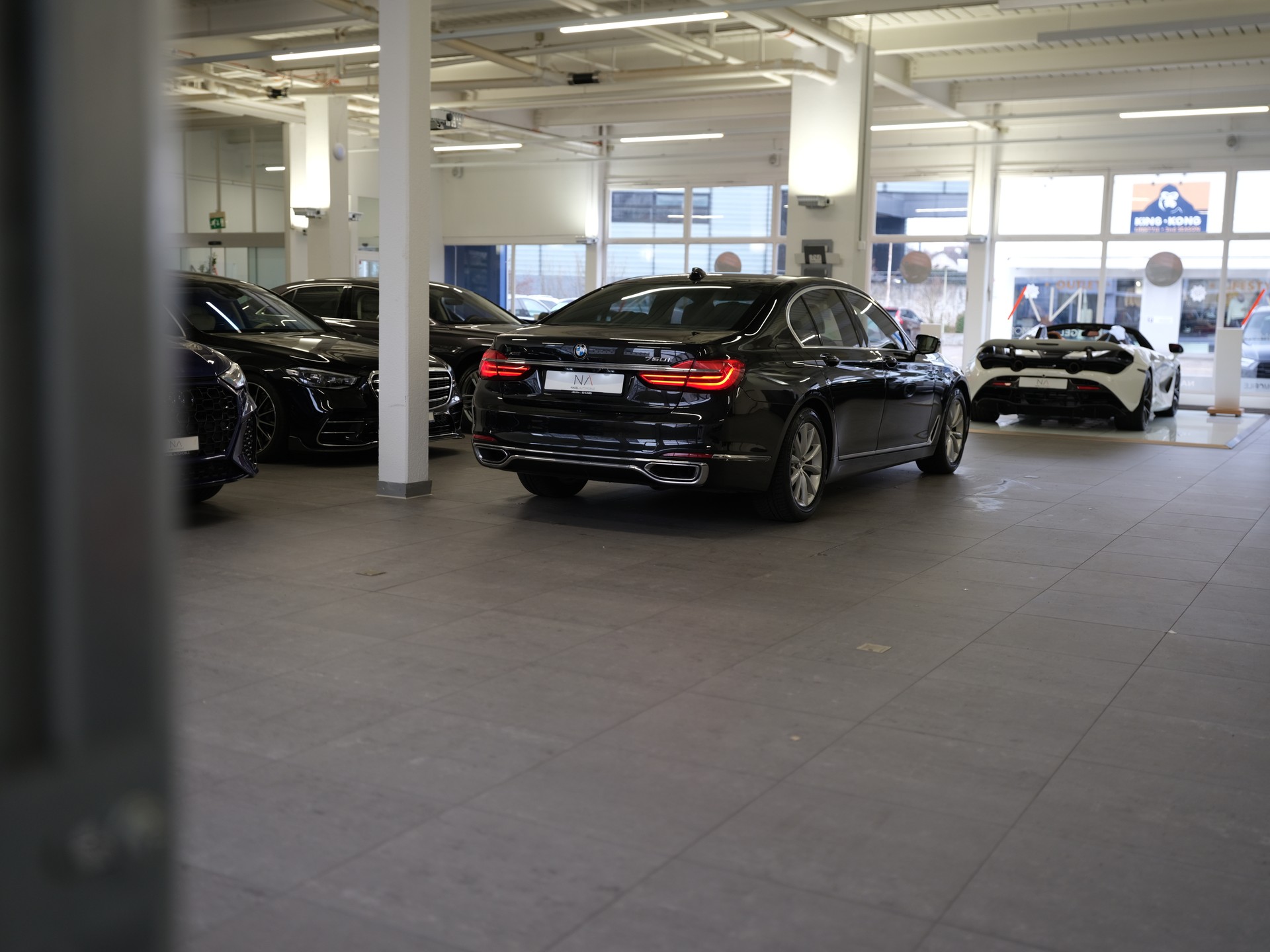 BMW 750i xDrive Steptronic *Driving Assistant plus* *Bowers & Wilkins*-image-14
