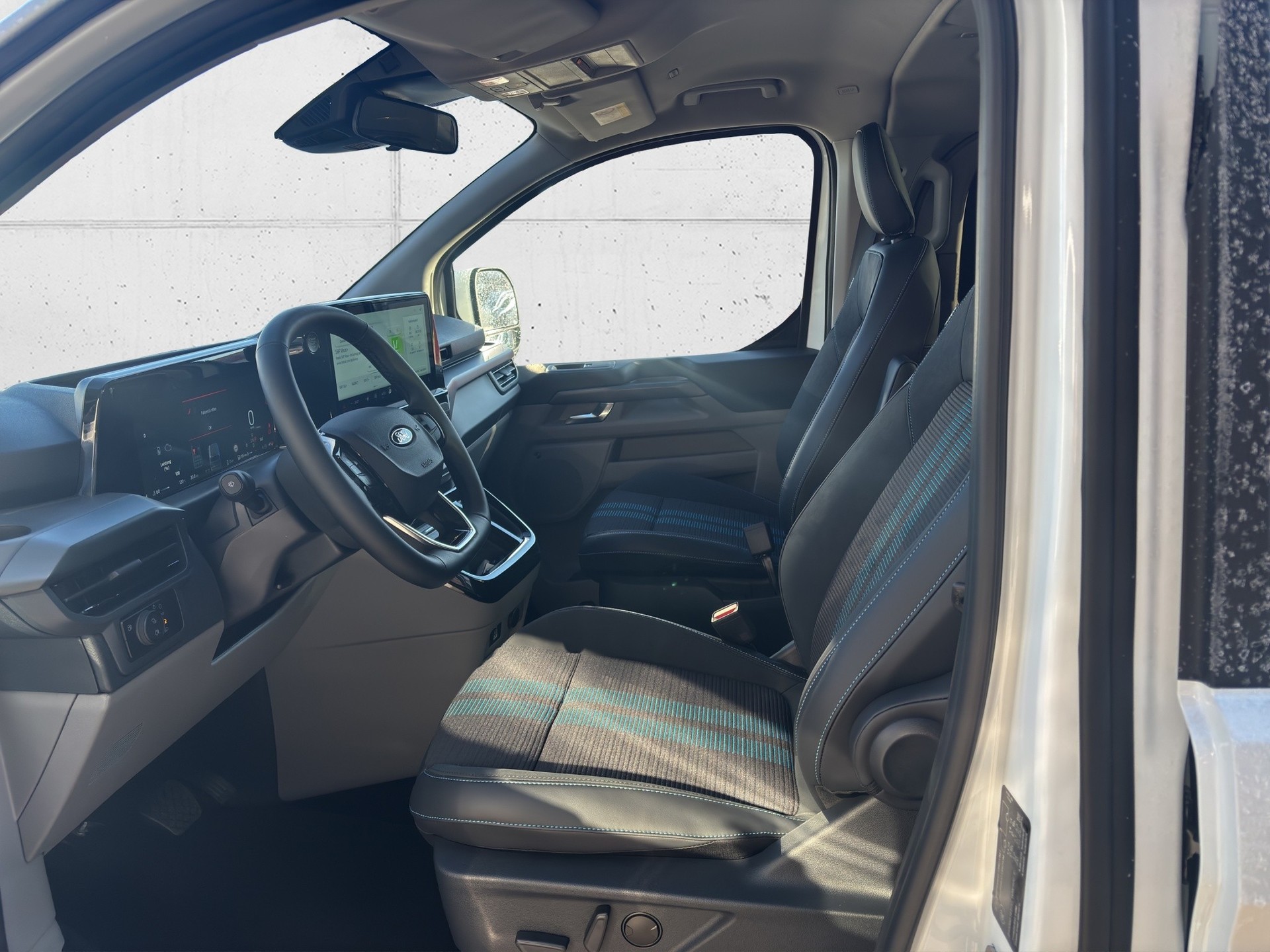 FORD Tourneo C Bus 340 L1 2.5 Duratec 233 Sport PHEV-image-10