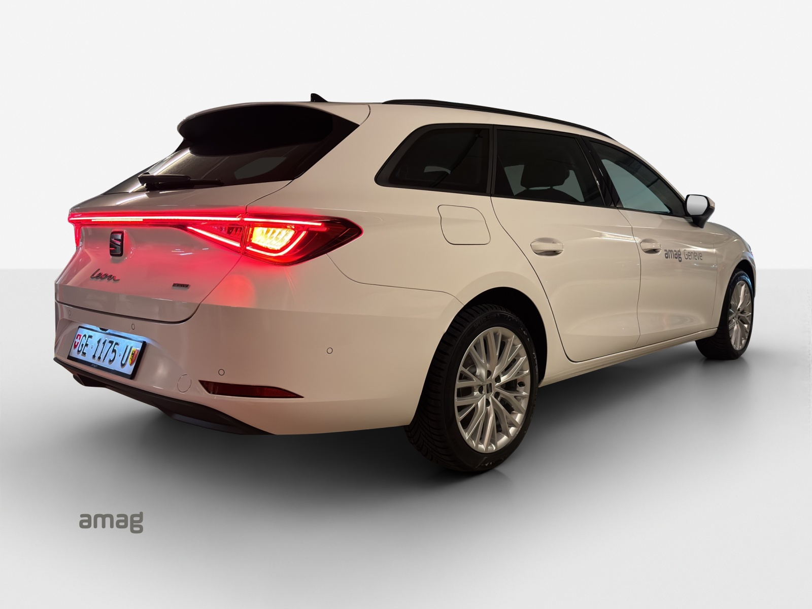 SEAT Leon ST 1.5 eHybrid pHEV DSG Business Edition-image-4