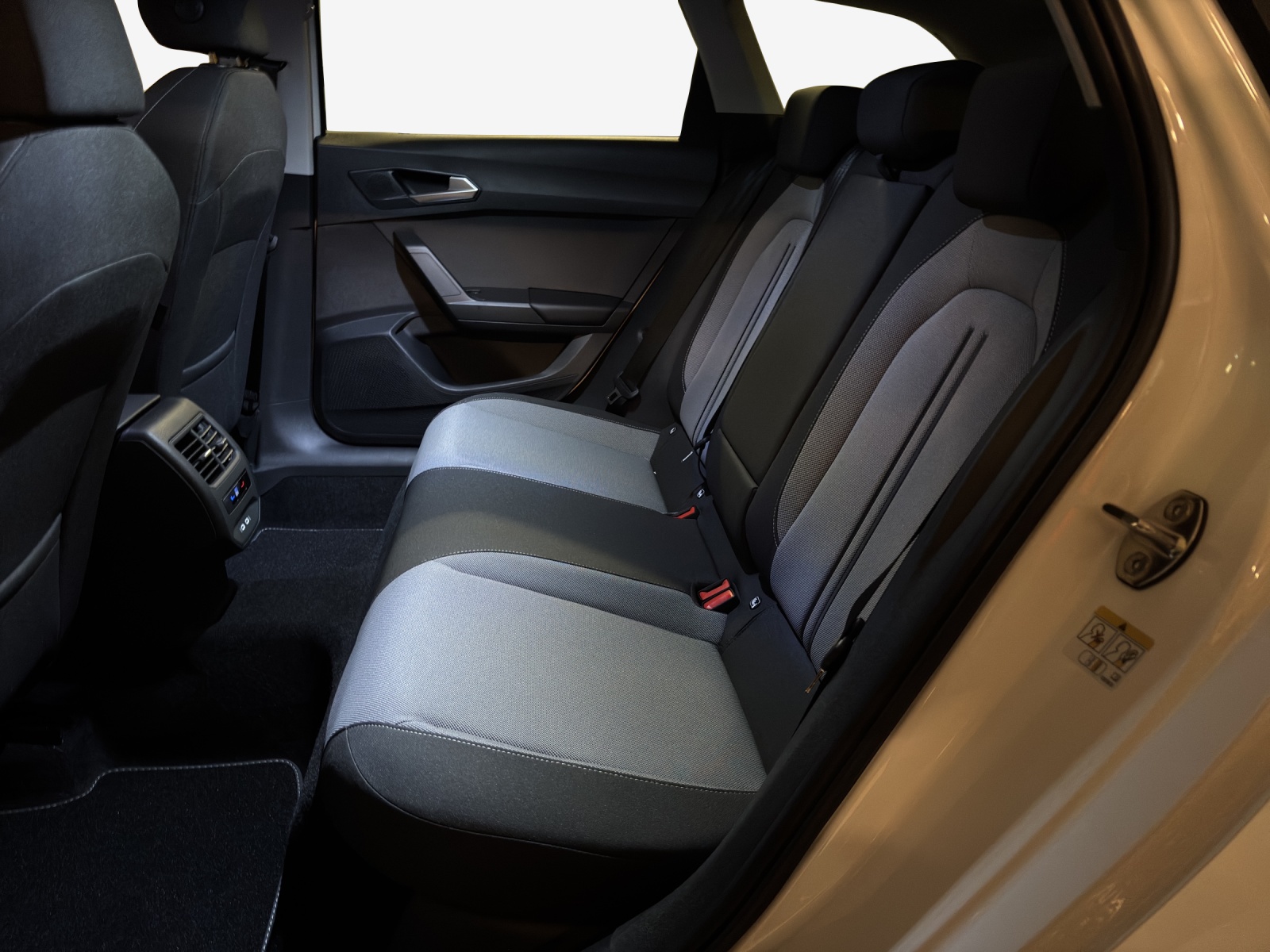 SEAT Leon ST 1.5 eHybrid pHEV DSG Business Edition-image-11