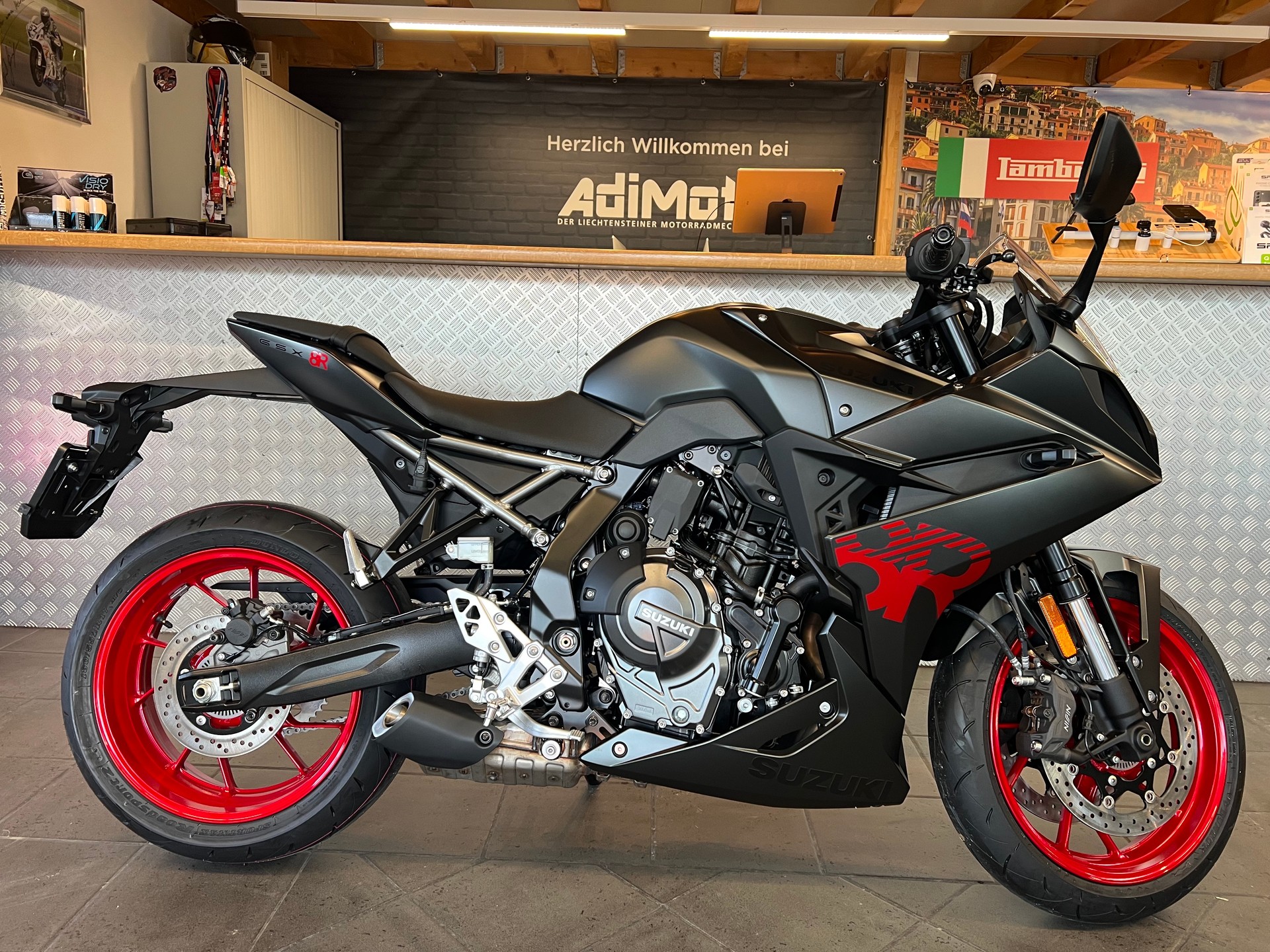 SUZUKI GSX-8R