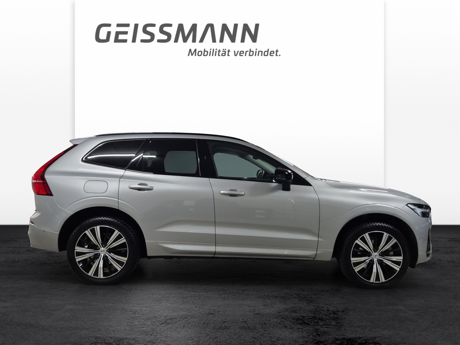 VOLVO XC60 2.0 T6 TE Ultra Dark eAWD-showroom-element-3