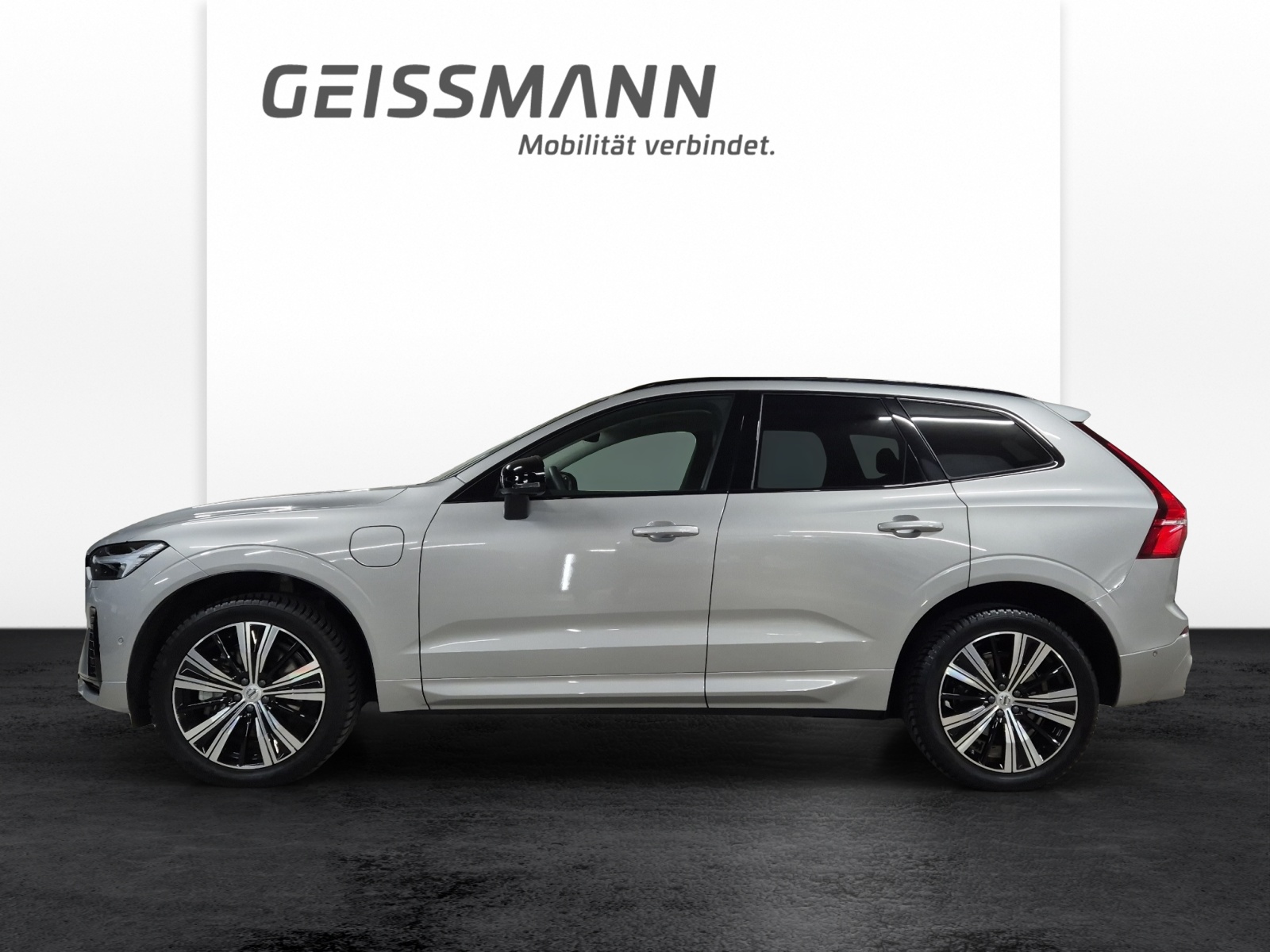 VOLVO XC60 2.0 T6 TE Ultra Dark eAWD-showroom-element-2