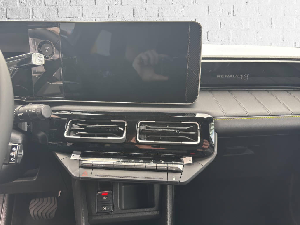 RENAULT R4 E-Tech Comfort Range iconic-image-8
