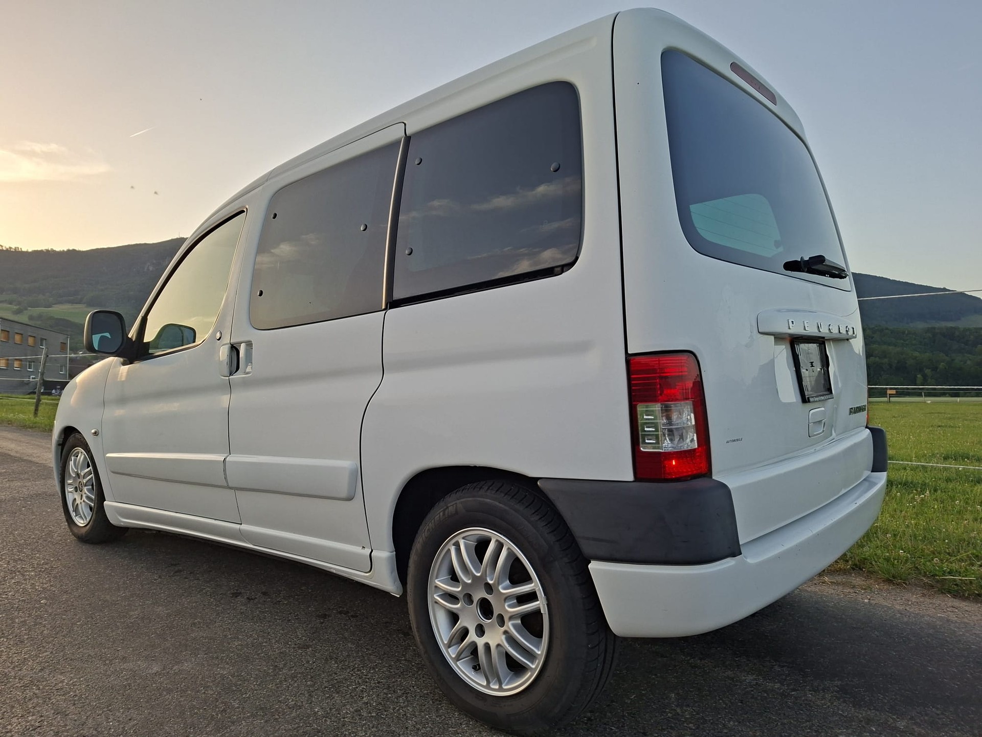 PEUGEOT Partner 1.6 HDI XT Plus-image-3