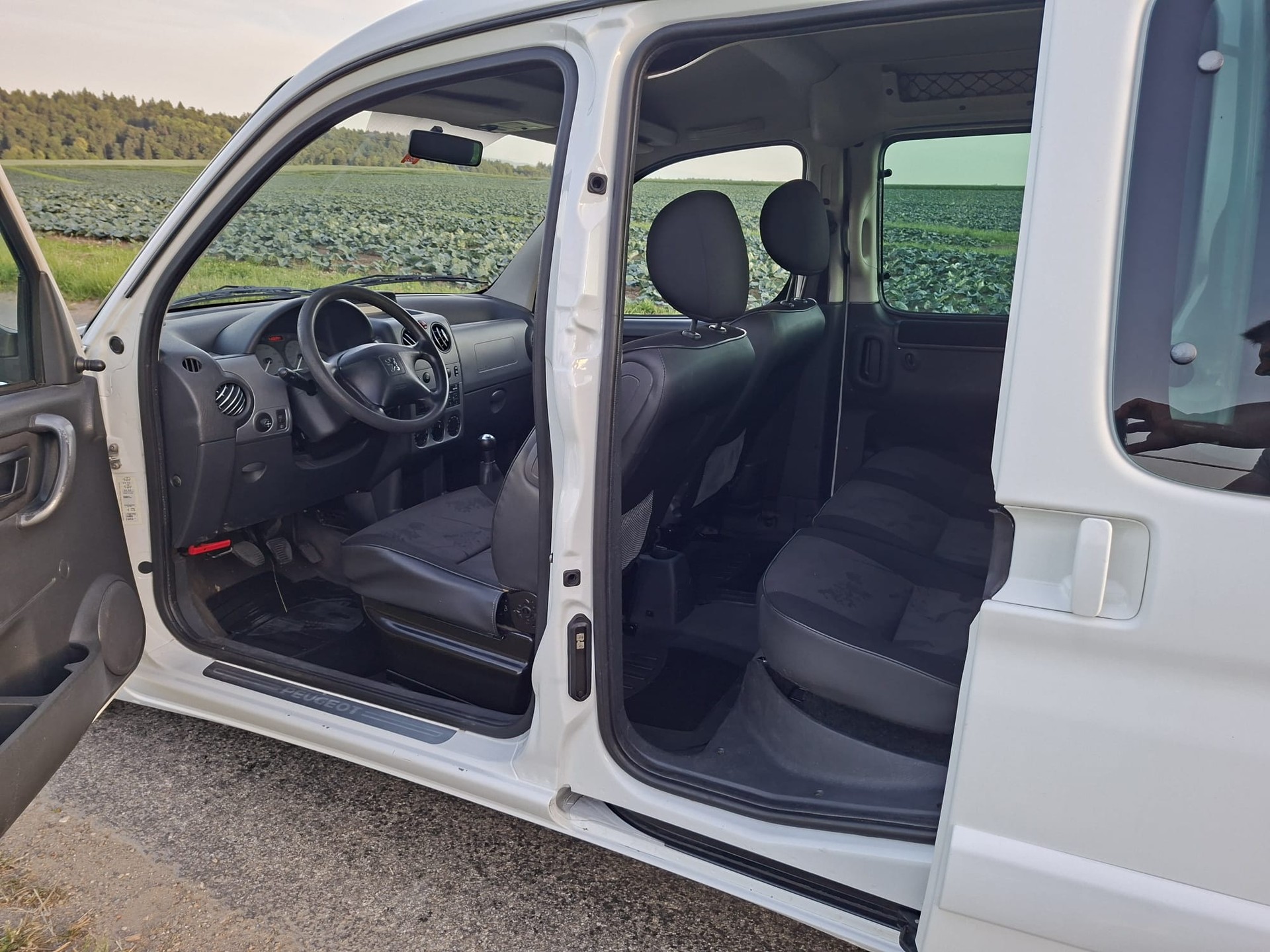 PEUGEOT Partner 1.6 HDI XT Plus-image-12