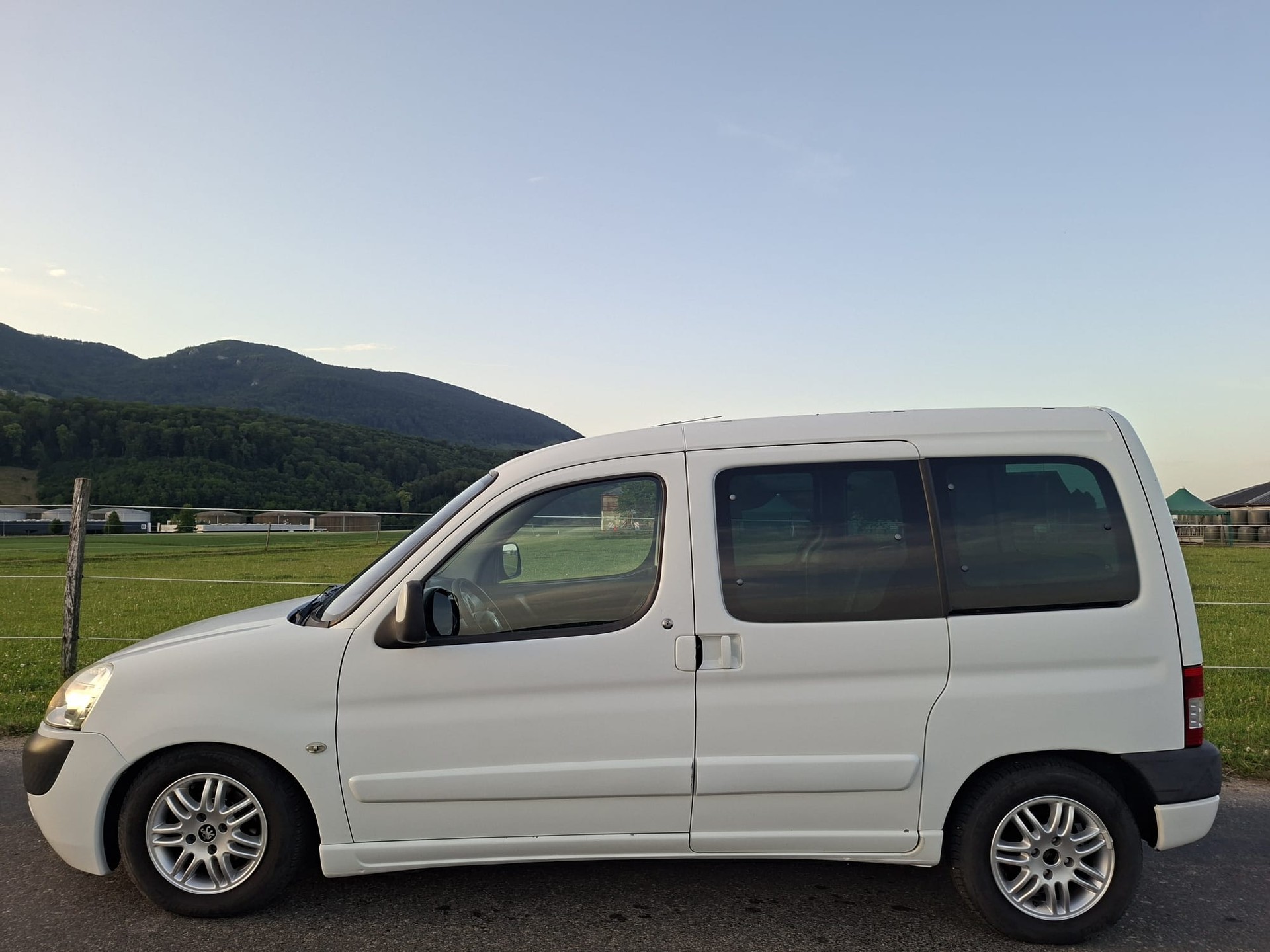 PEUGEOT Partner 1.6 HDI XT Plus-image-2