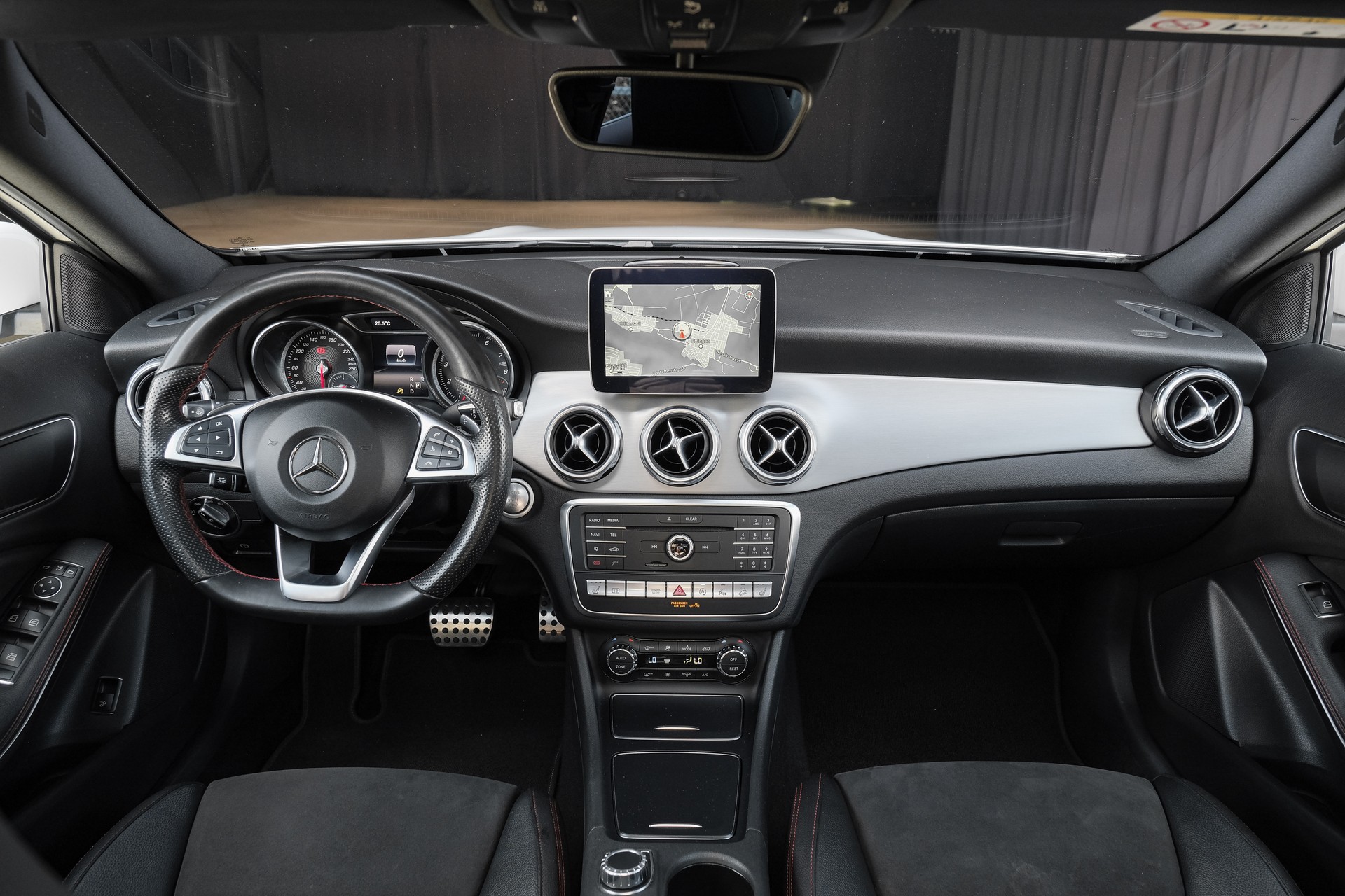 MERCEDES-BENZ GLA 220 AMG Line 4Matic 7G-DCT-image-14