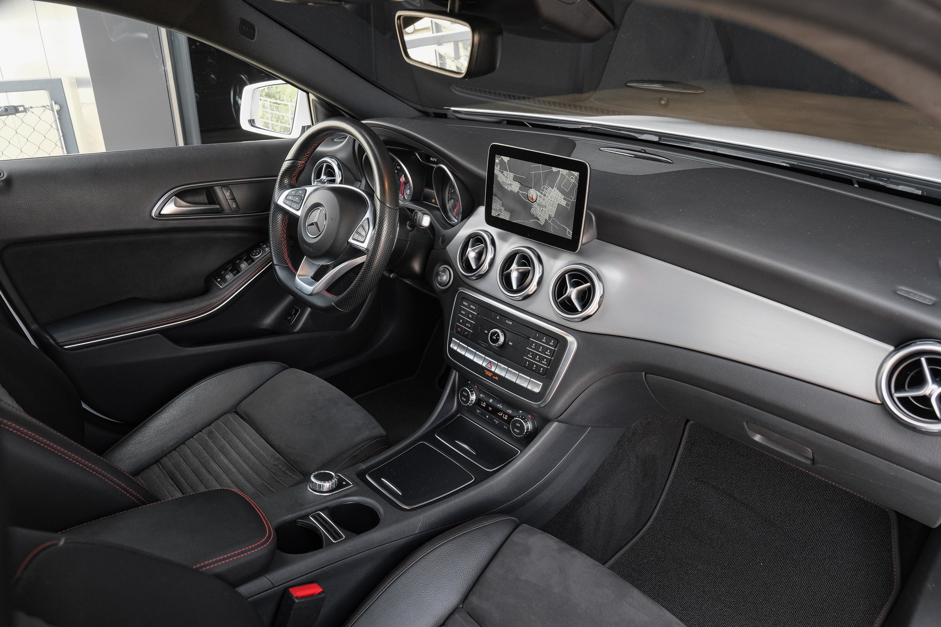 MERCEDES-BENZ GLA 220 AMG Line 4Matic 7G-DCT-image-13