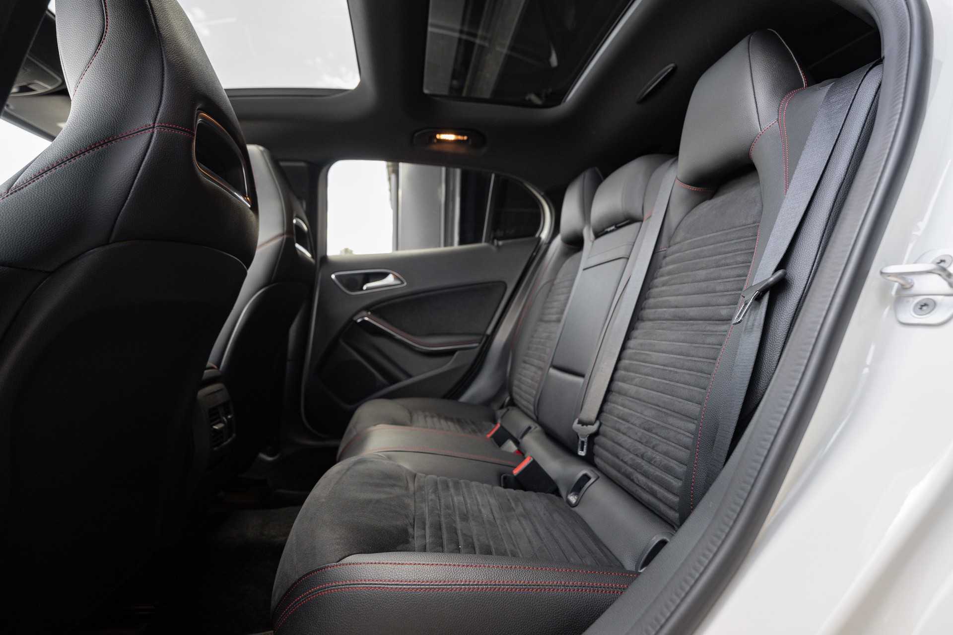 MERCEDES-BENZ GLA 220 AMG Line 4Matic 7G-DCT-image-11