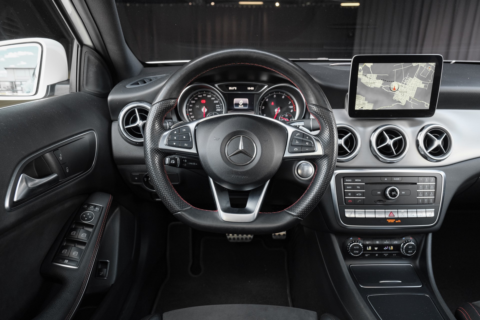 MERCEDES-BENZ GLA 220 AMG Line 4Matic 7G-DCT-image-15