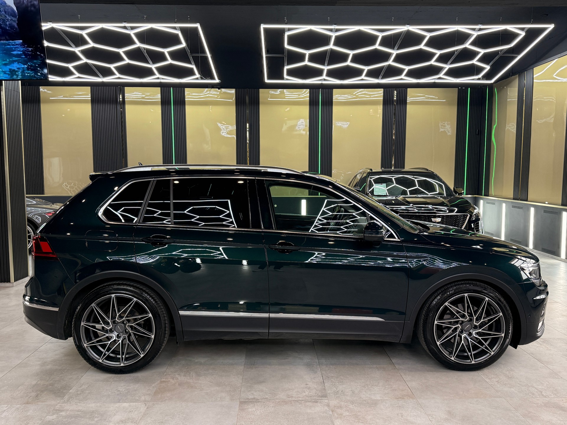 VW Tiguan 2.0TSI Highline 4Motion DSG-showroom-element-3