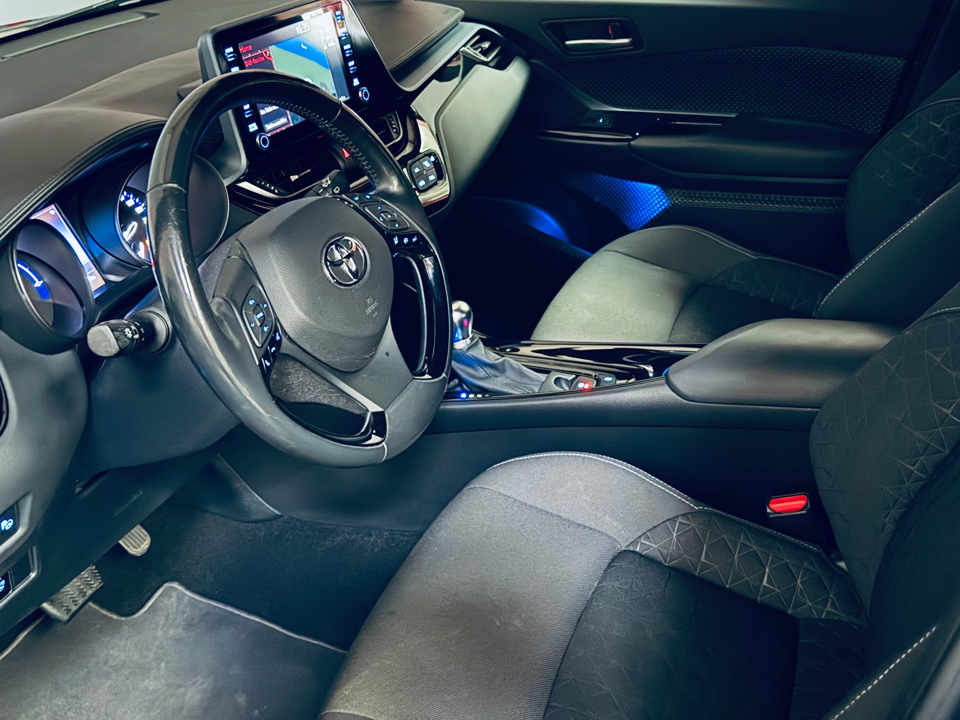 TOYOTA C-HR 2.0 HSD CVT Trend-image-12