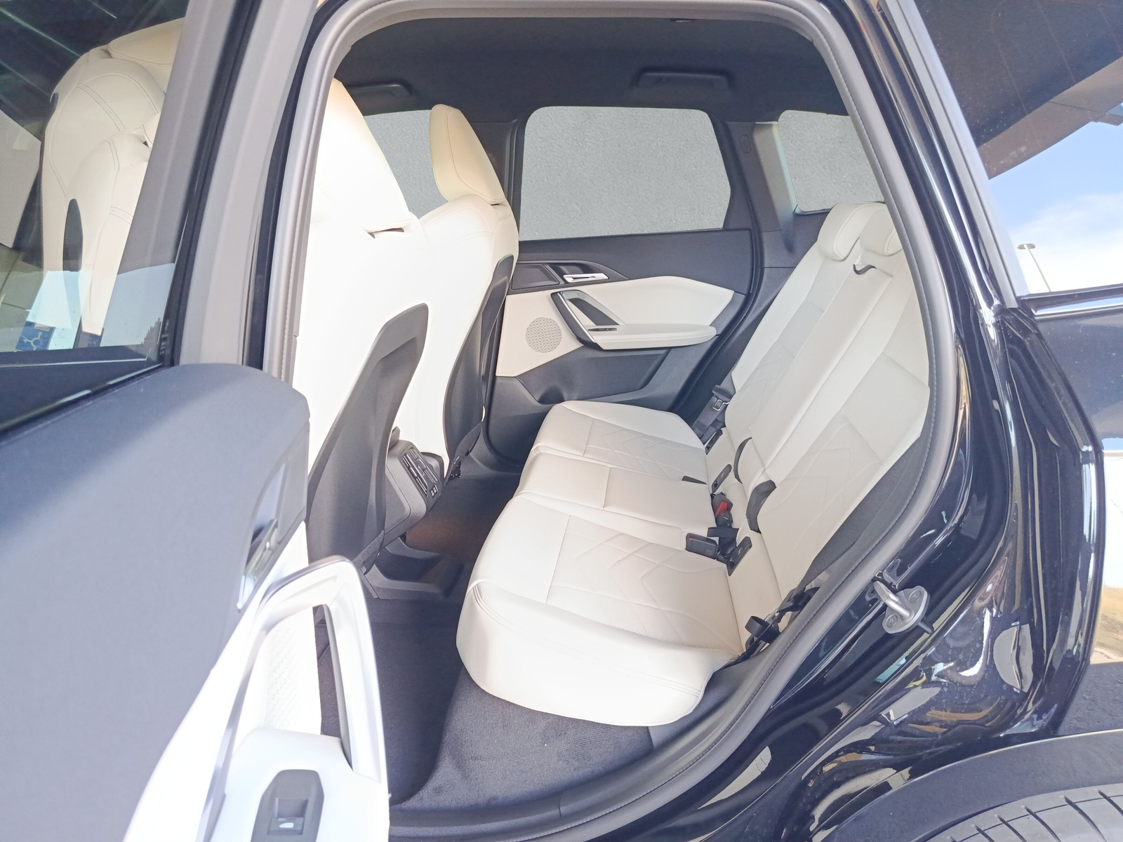 BMW iX1 xDrive 30 M Sport-image-13