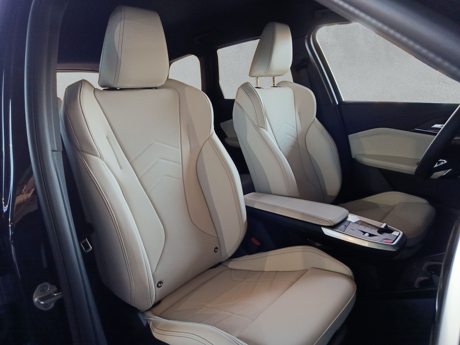 BMW iX1 xDrive 30 M Sport-image-12