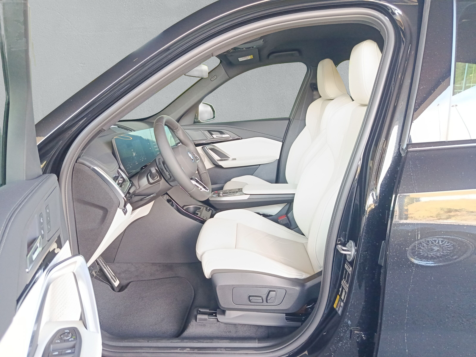 BMW iX1 xDrive 30 M Sport-image-11