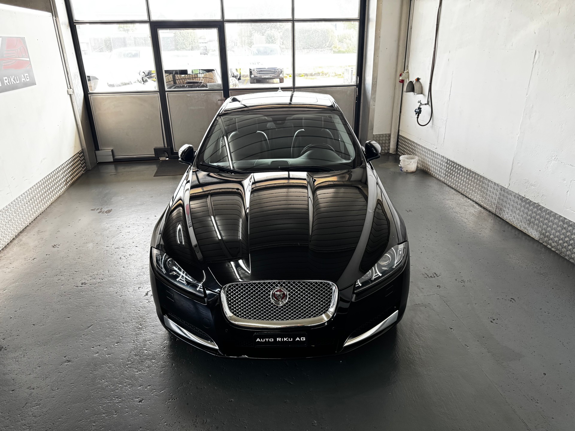 JAGUAR XF 3.0 V6 S/C Premium Luxury 4x4-showroom-element-2