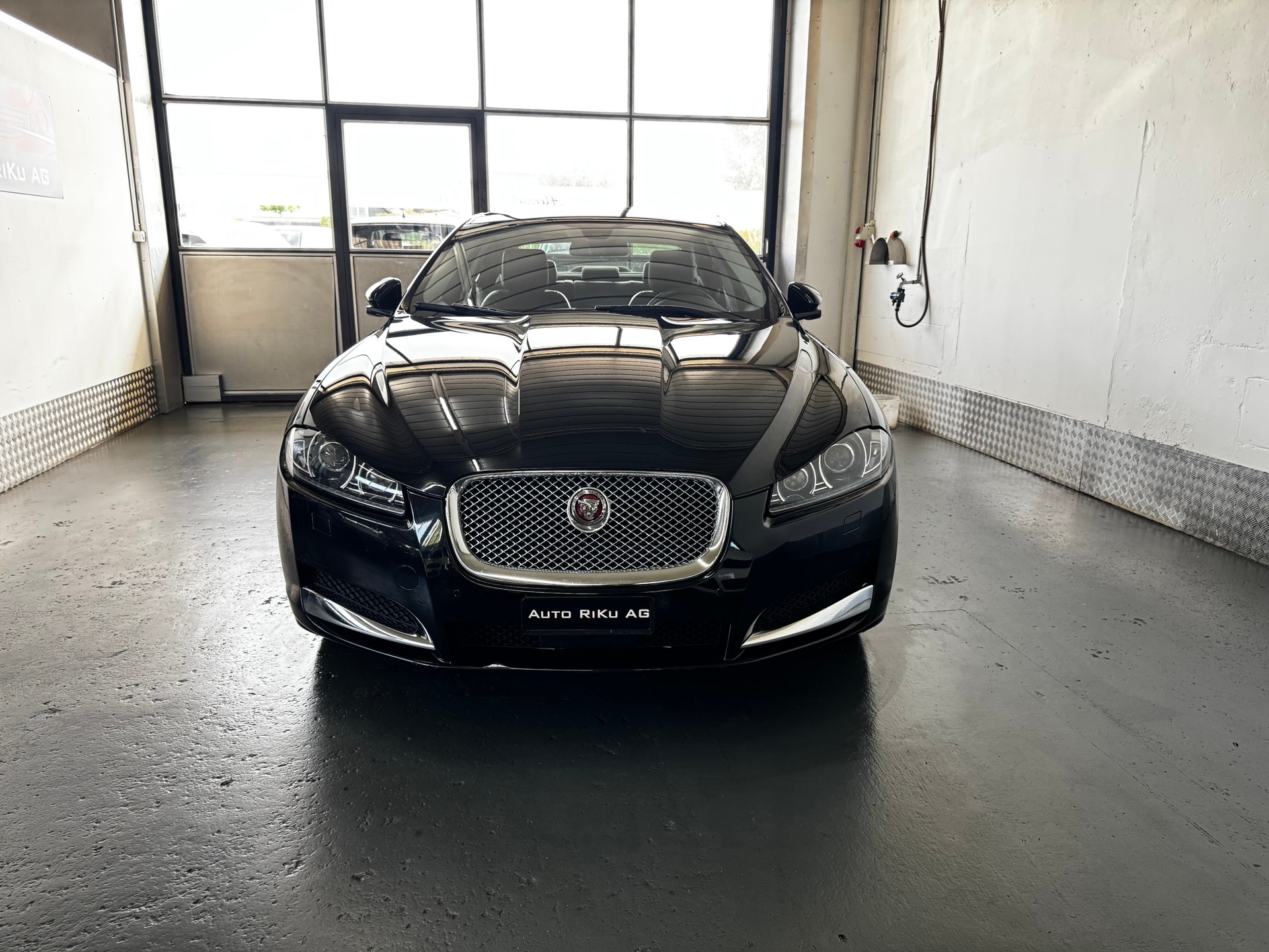 JAGUAR XF 3.0 V6 S/C Premium Luxury 4x4-showroom-element-3