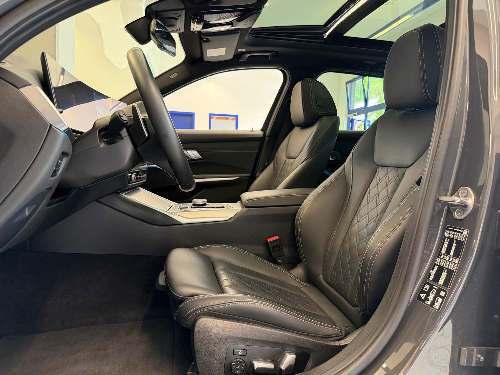 BMW M340i xDrive 48V Touring Steptronic M Sport INDIVUDUAL-image-11