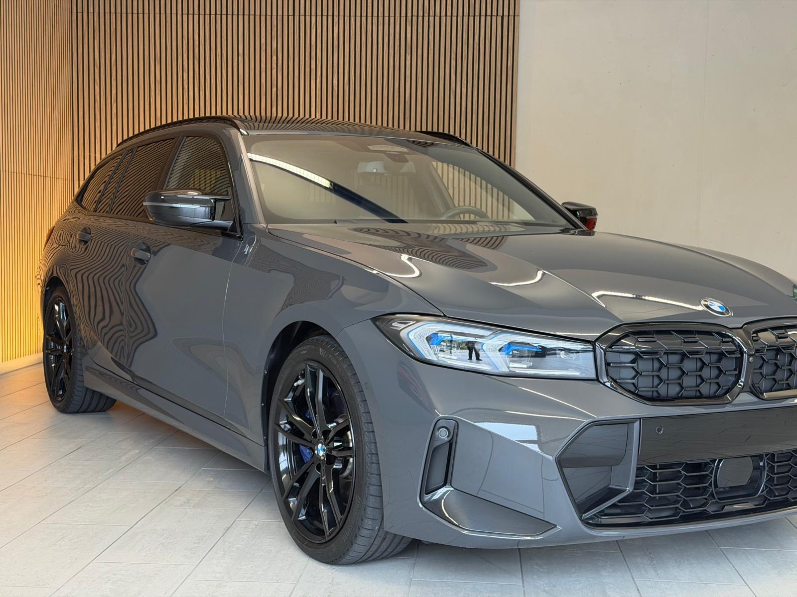 BMW M340i xDrive 48V Touring Steptronic M Sport INDIVUDUAL-image-4