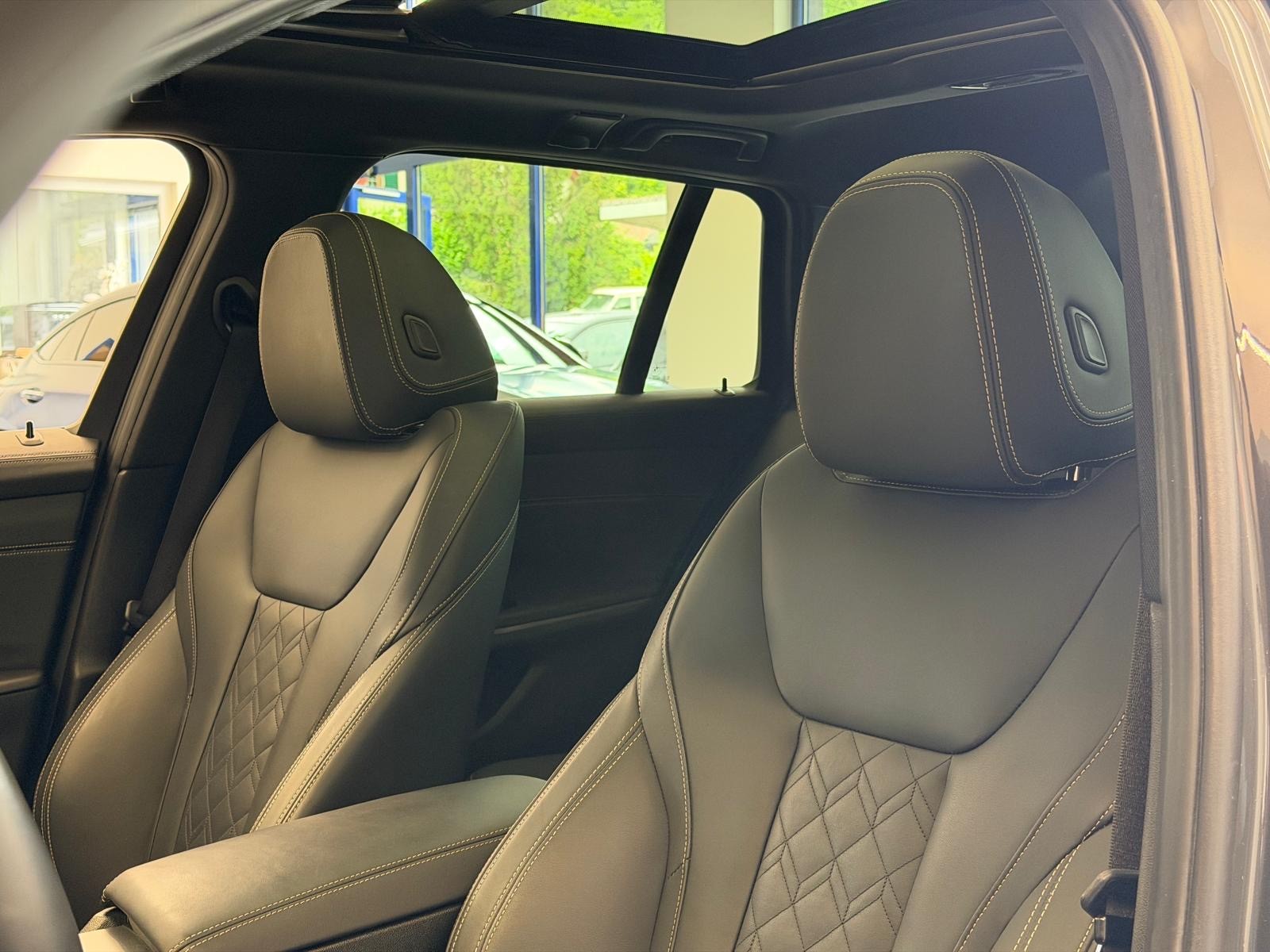 BMW M340i xDrive 48V Touring Steptronic M Sport INDIVUDUAL-image-9
