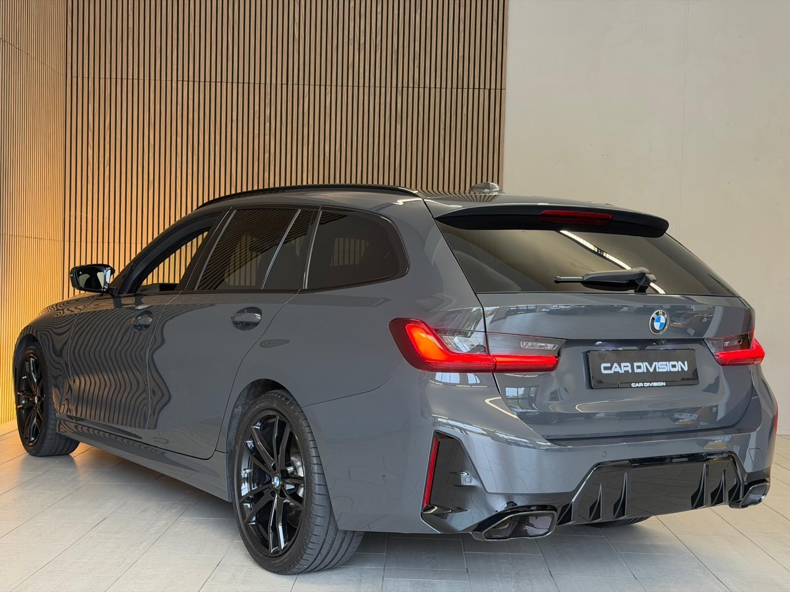 BMW M340i xDrive 48V Touring Steptronic M Sport INDIVUDUAL-image-7