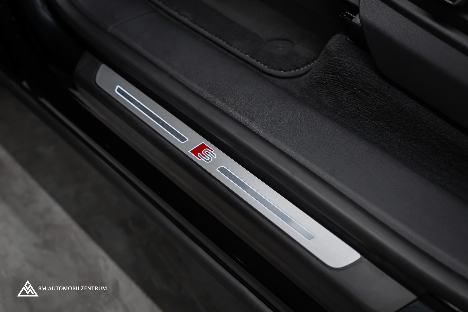 AUDI Q8 55 TFSI Black Edition quattro T-Tronic S-Line / Panorama / Nachtsicht / Rautensteppung / Head-Up / AHK-image-27