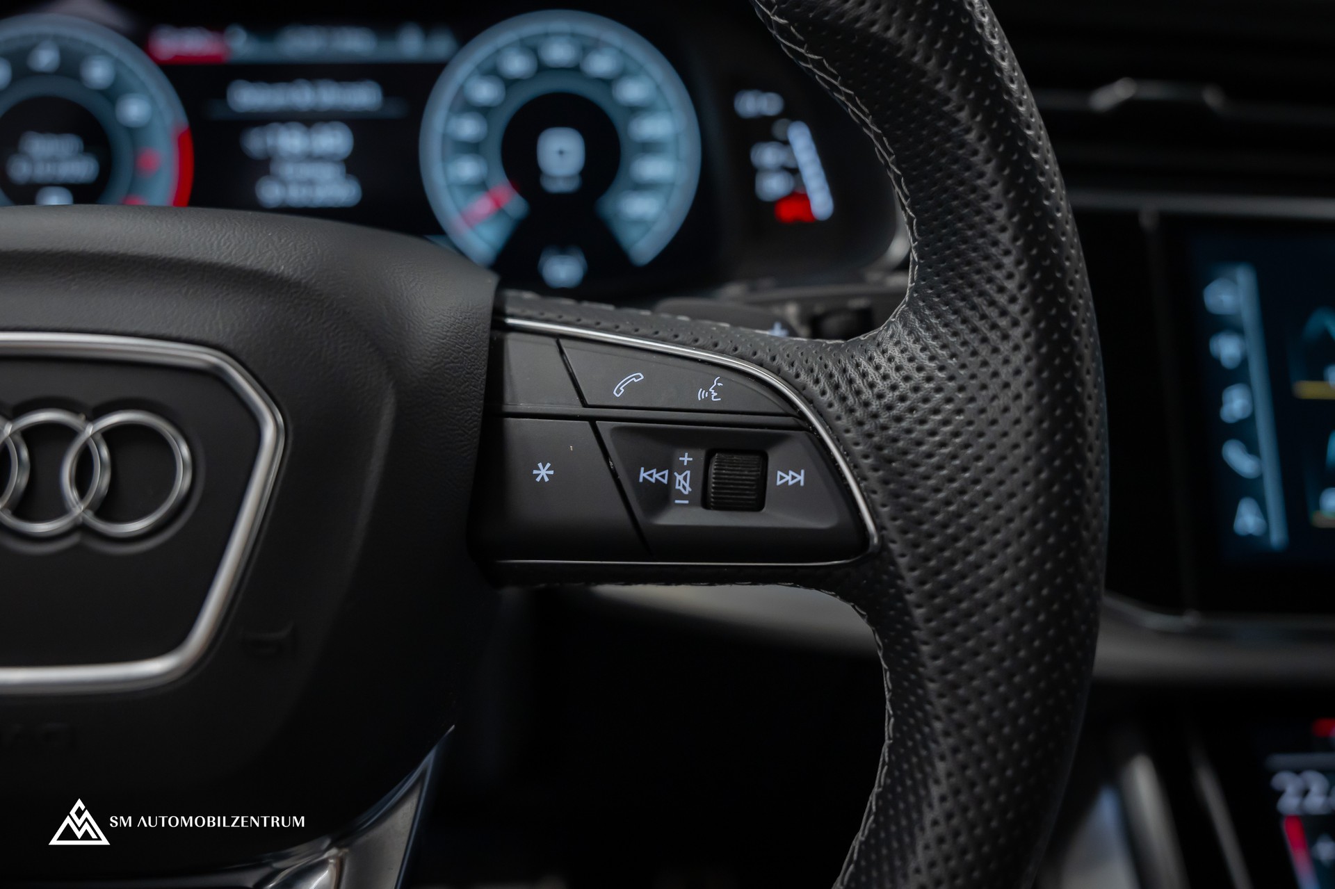 AUDI Q8 55 TFSI Black Edition quattro T-Tronic S-Line / Panorama / Nachtsicht / Rautensteppung / Head-Up / AHK-image-30