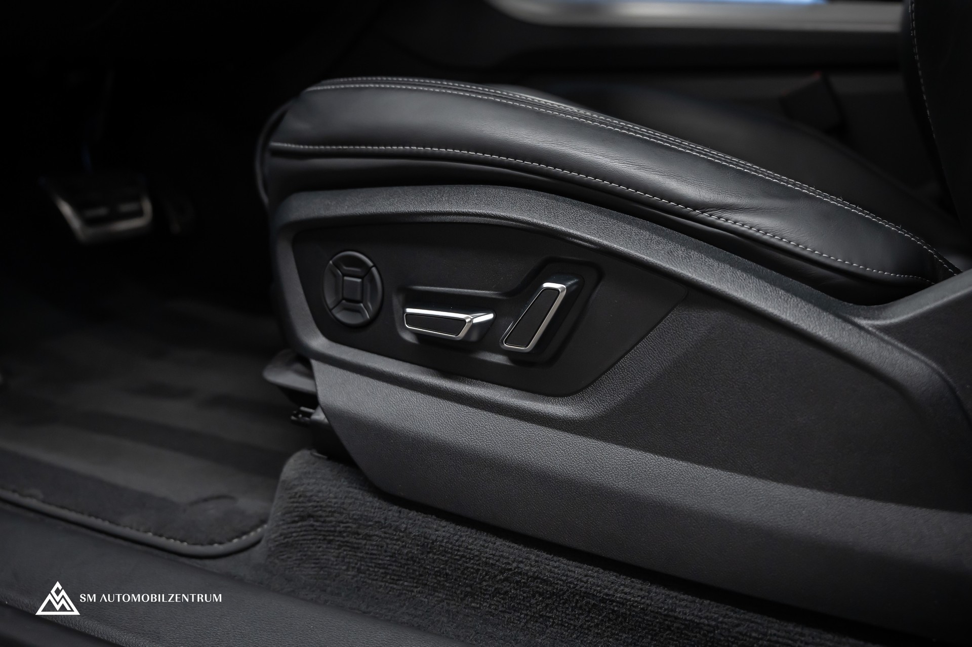 AUDI Q8 55 TFSI Black Edition quattro T-Tronic S-Line / Panorama / Nachtsicht / Rautensteppung / Head-Up / AHK-image-26