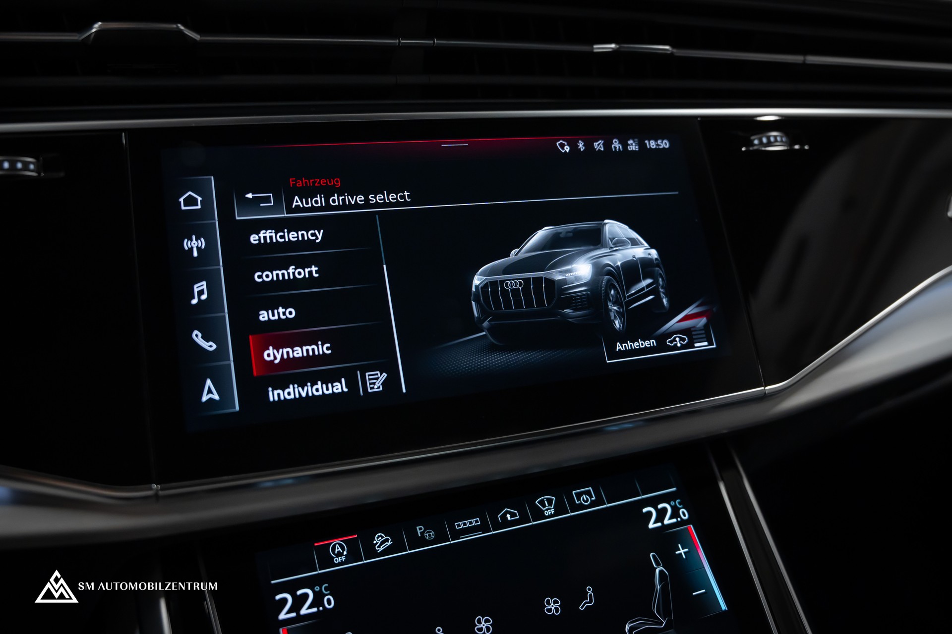 AUDI Q8 55 TFSI Black Edition quattro T-Tronic S-Line / Panorama / Nachtsicht / Rautensteppung / Head-Up / AHK-image-35