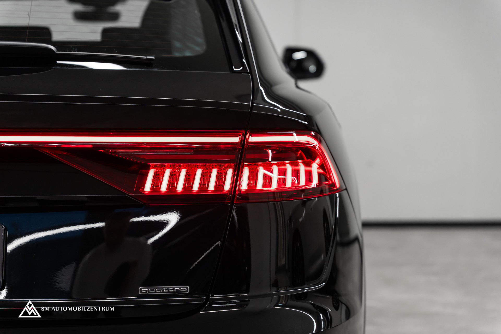 AUDI Q8 55 TFSI Black Edition quattro T-Tronic S-Line / Panorama / Nachtsicht / Rautensteppung / Head-Up / AHK-image-16