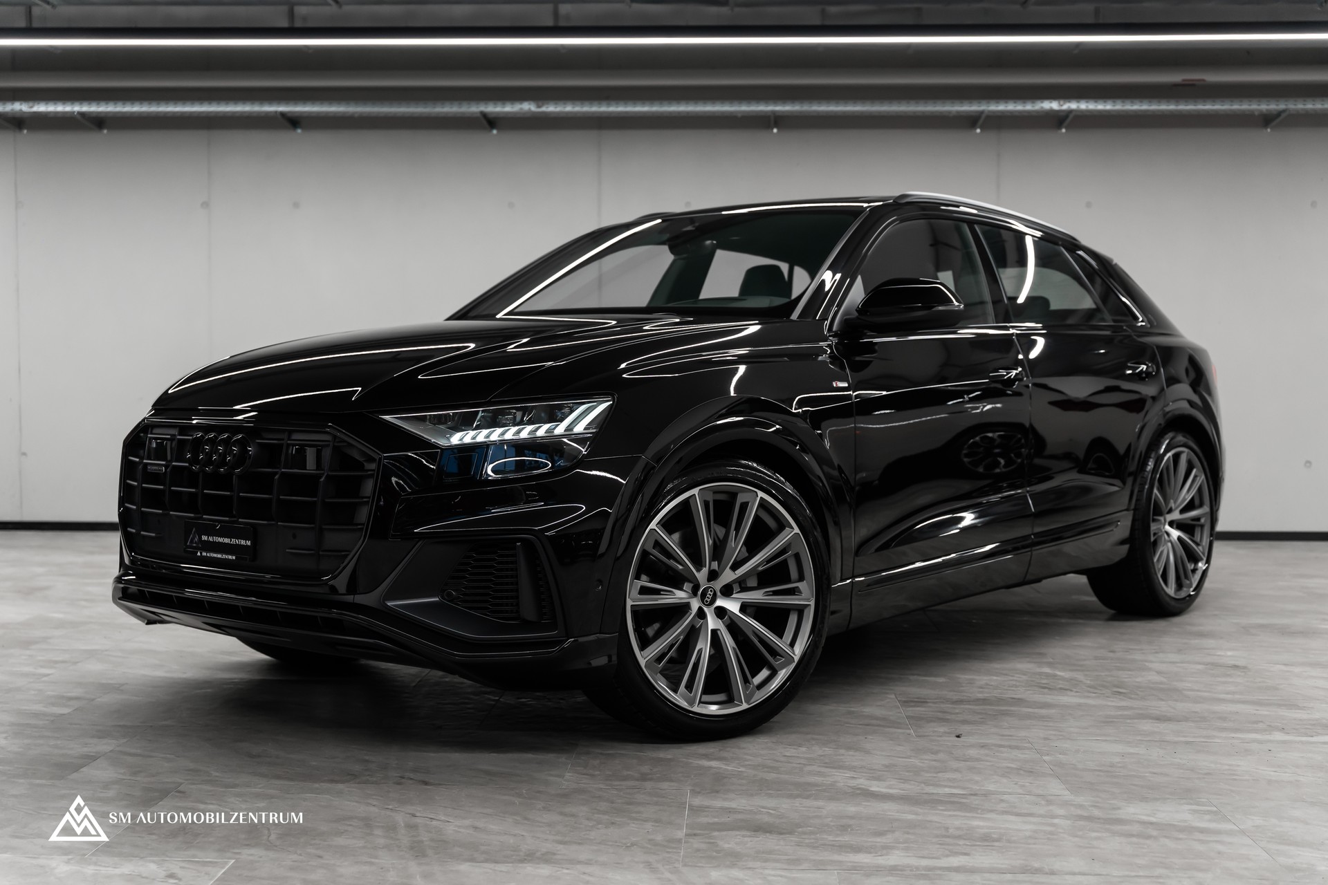 AUDI Q8 55 TFSI Black Edition quattro T-Tronic S-Line / Panorama / Nachtsicht / Rautensteppung / Head-Up / AHK