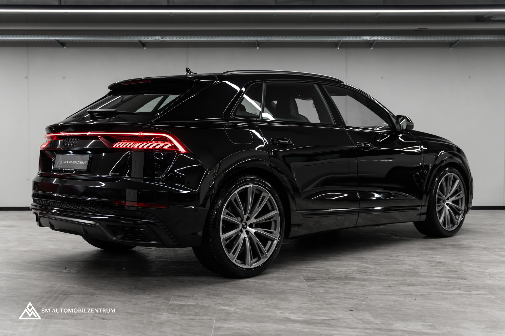 AUDI Q8 55 TFSI Black Edition quattro T-Tronic S-Line / Panorama / Nachtsicht / Rautensteppung / Head-Up / AHK-showroom-element-2